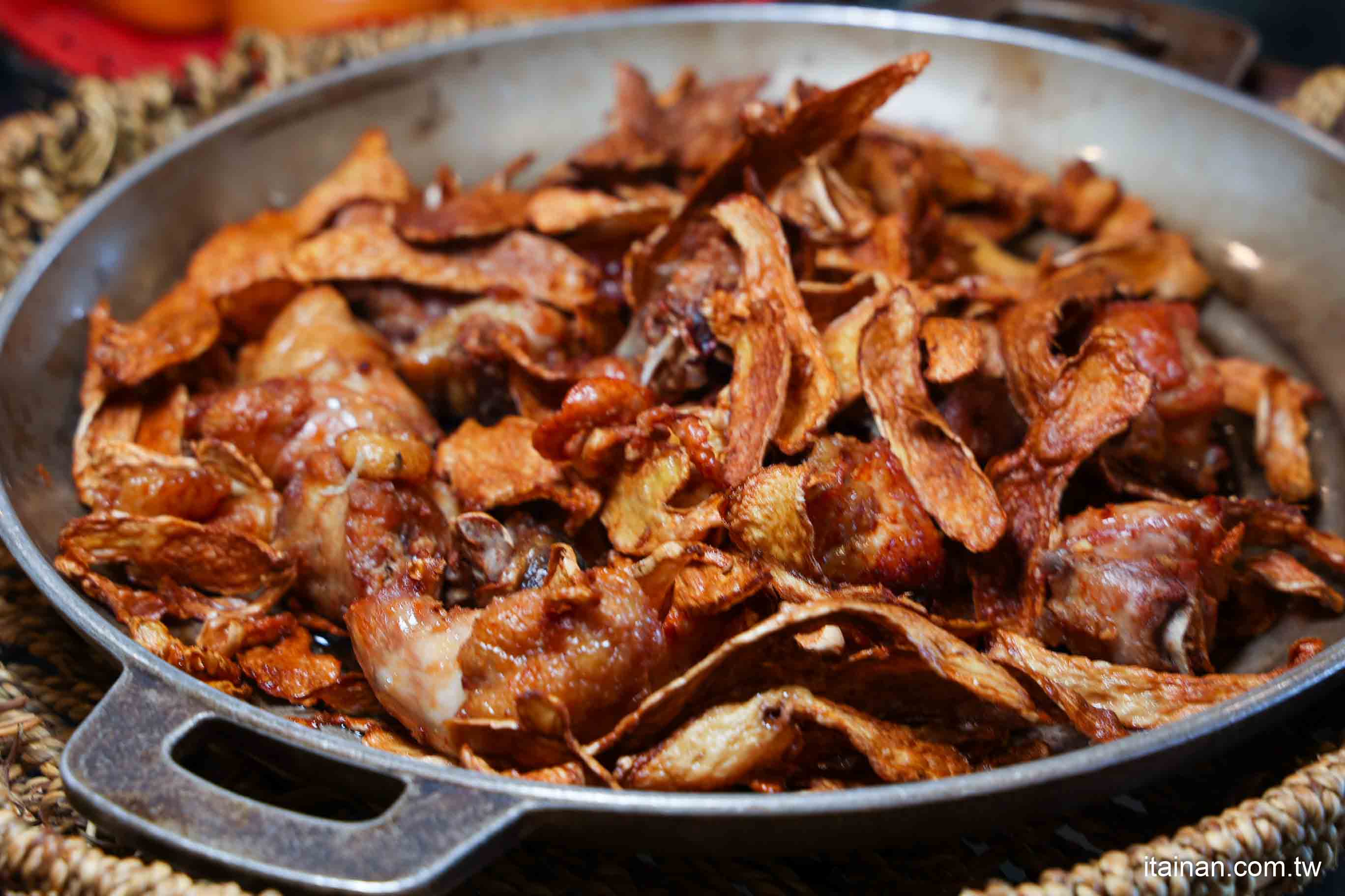 嘉義必吃人氣甕烤雞~生意好到遊覽車都包車來吃!爆汁甕烤雞、砂鍋魚頭、茶油煎雞通通不能錯過!「蔡大頭甕烤雞」嘉義美食 嘉義必吃人氣甕烤雞~生意好到遊覽車都包車來吃!爆汁甕烤雞、砂鍋魚頭、茶油煎雞通通不能錯過!「蔡大頭甕烤雞」嘉義美食