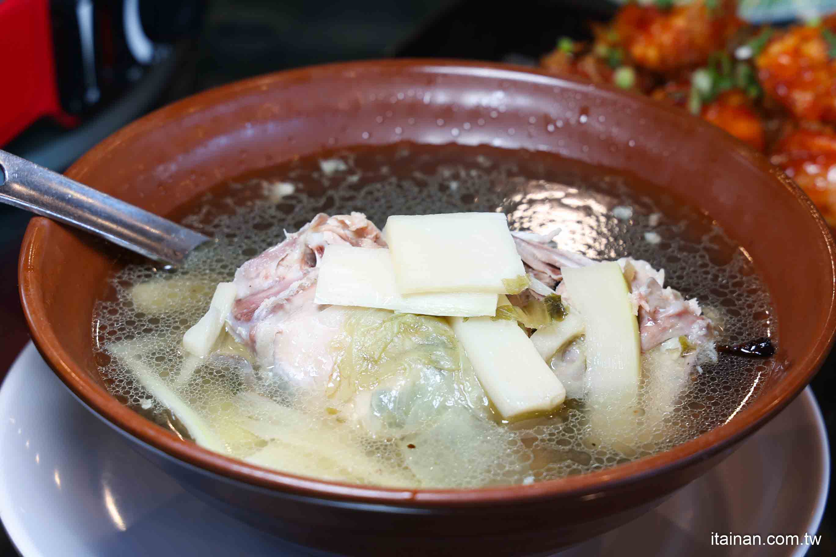 嘉義必吃人氣甕烤雞~生意好到遊覽車都包車來吃!爆汁甕烤雞、砂鍋魚頭、茶油煎雞通通不能錯過!「蔡大頭甕烤雞」嘉義美食 嘉義必吃人氣甕烤雞~生意好到遊覽車都包車來吃!爆汁甕烤雞、砂鍋魚頭、茶油煎雞通通不能錯過!「蔡大頭甕烤雞」嘉義美食