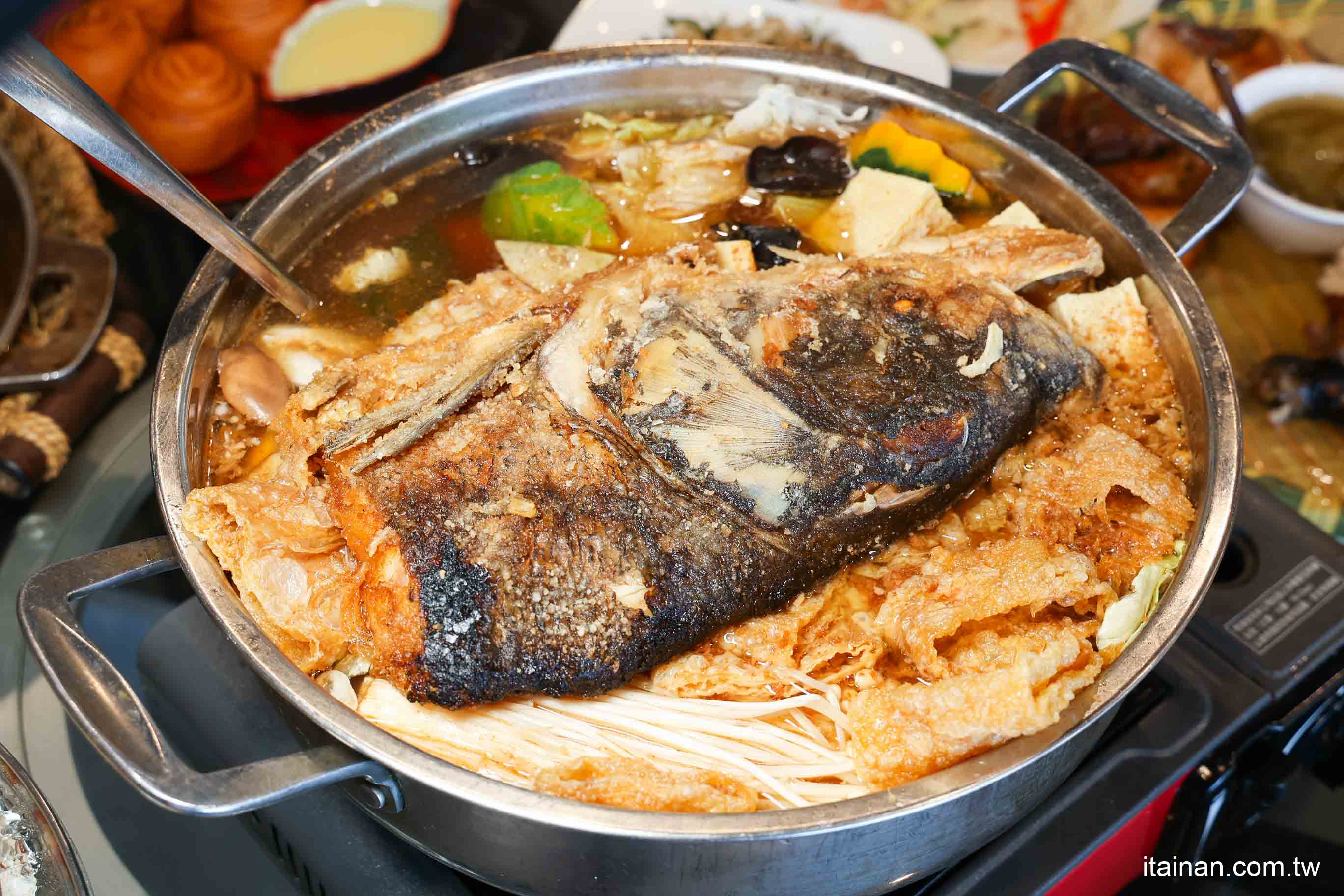 嘉義必吃人氣甕烤雞~生意好到遊覽車都包車來吃!爆汁甕烤雞、砂鍋魚頭、茶油煎雞通通不能錯過!「蔡大頭甕烤雞」嘉義美食 嘉義必吃人氣甕烤雞~生意好到遊覽車都包車來吃!爆汁甕烤雞、砂鍋魚頭、茶油煎雞通通不能錯過!「蔡大頭甕烤雞」嘉義美食