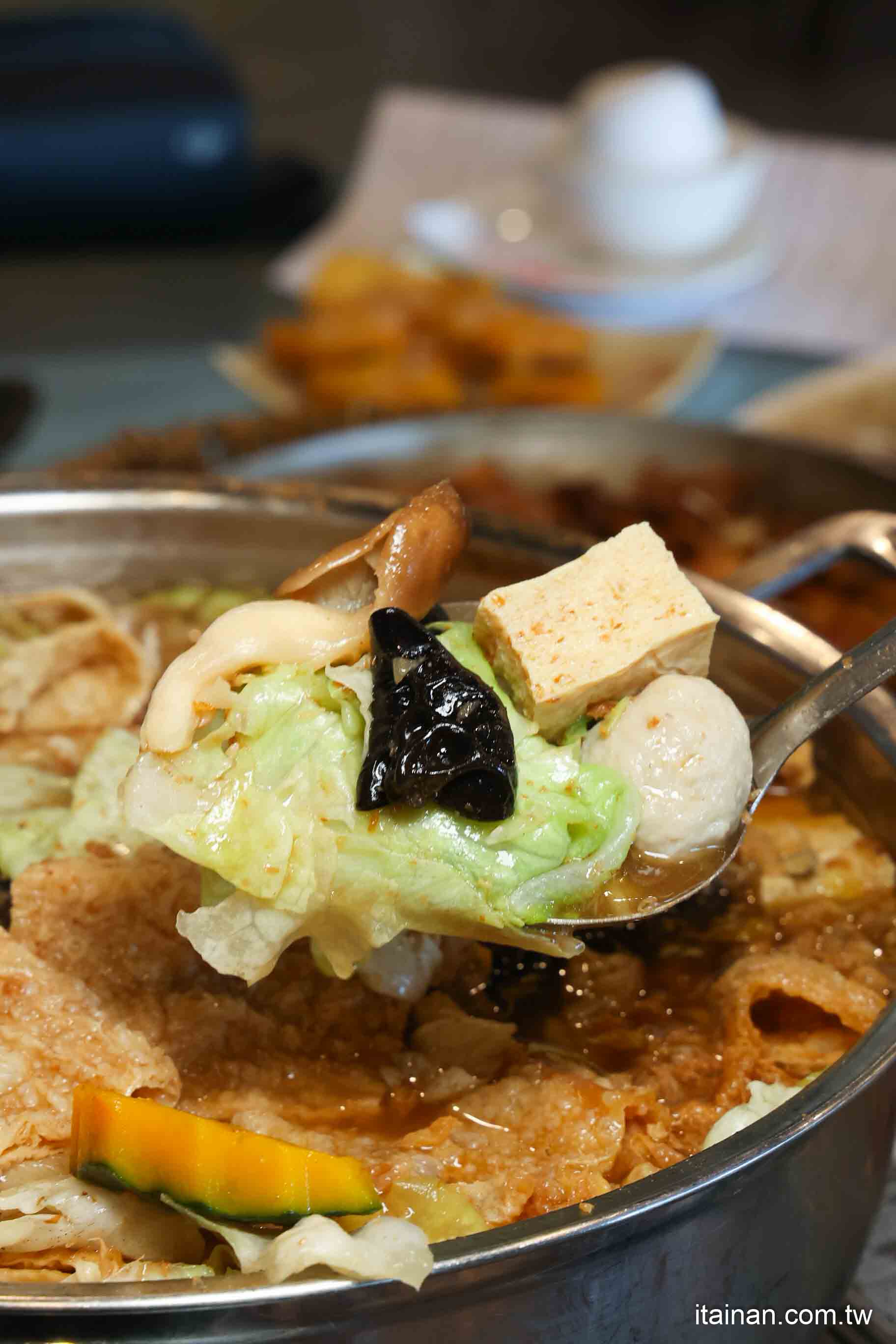 嘉義必吃人氣甕烤雞~生意好到遊覽車都包車來吃!爆汁甕烤雞、砂鍋魚頭、茶油煎雞通通不能錯過!「蔡大頭甕烤雞」嘉義美食 嘉義必吃人氣甕烤雞~生意好到遊覽車都包車來吃!爆汁甕烤雞、砂鍋魚頭、茶油煎雞通通不能錯過!「蔡大頭甕烤雞」嘉義美食