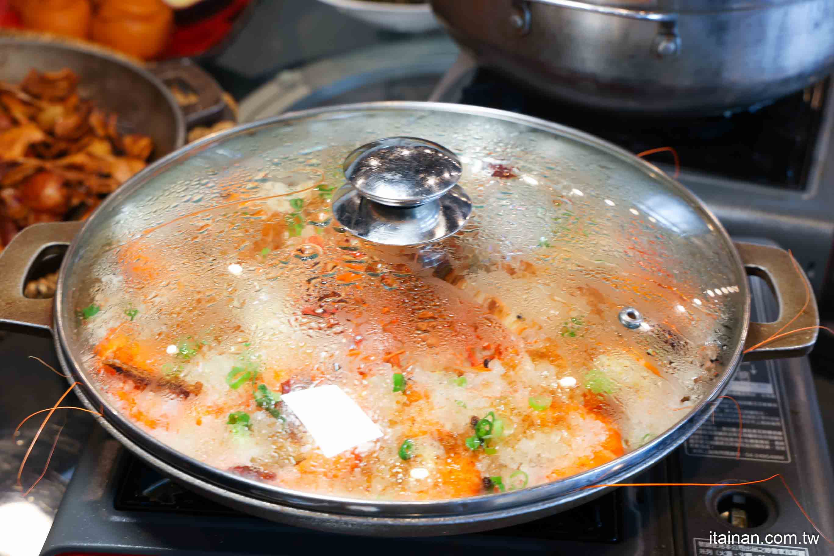 嘉義必吃人氣甕烤雞~生意好到遊覽車都包車來吃!爆汁甕烤雞、砂鍋魚頭、茶油煎雞通通不能錯過!「蔡大頭甕烤雞」嘉義美食 嘉義必吃人氣甕烤雞~生意好到遊覽車都包車來吃!爆汁甕烤雞、砂鍋魚頭、茶油煎雞通通不能錯過!「蔡大頭甕烤雞」嘉義美食