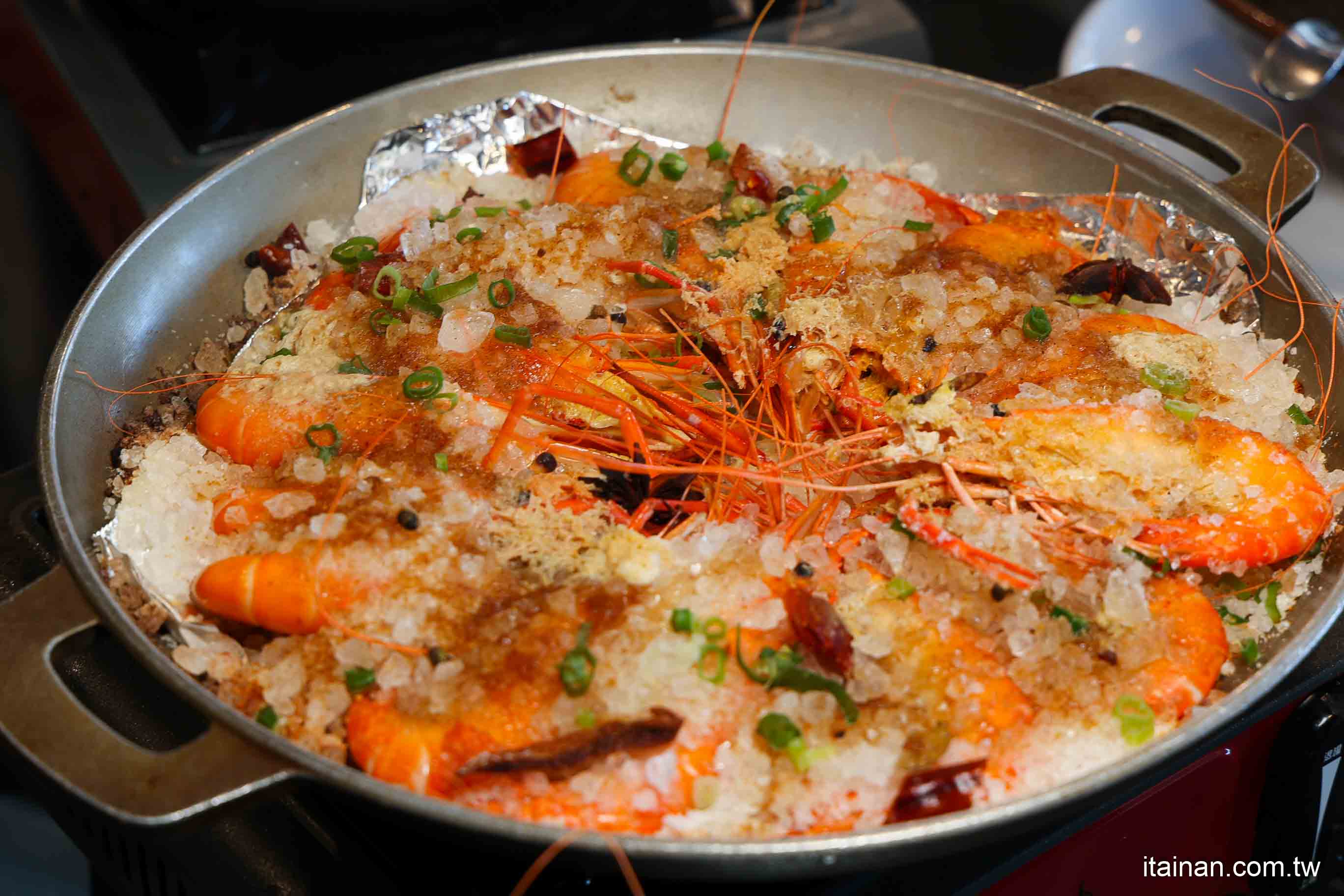 嘉義必吃人氣甕烤雞~生意好到遊覽車都包車來吃!爆汁甕烤雞、砂鍋魚頭、茶油煎雞通通不能錯過!「蔡大頭甕烤雞」嘉義美食 嘉義必吃人氣甕烤雞~生意好到遊覽車都包車來吃!爆汁甕烤雞、砂鍋魚頭、茶油煎雞通通不能錯過!「蔡大頭甕烤雞」嘉義美食