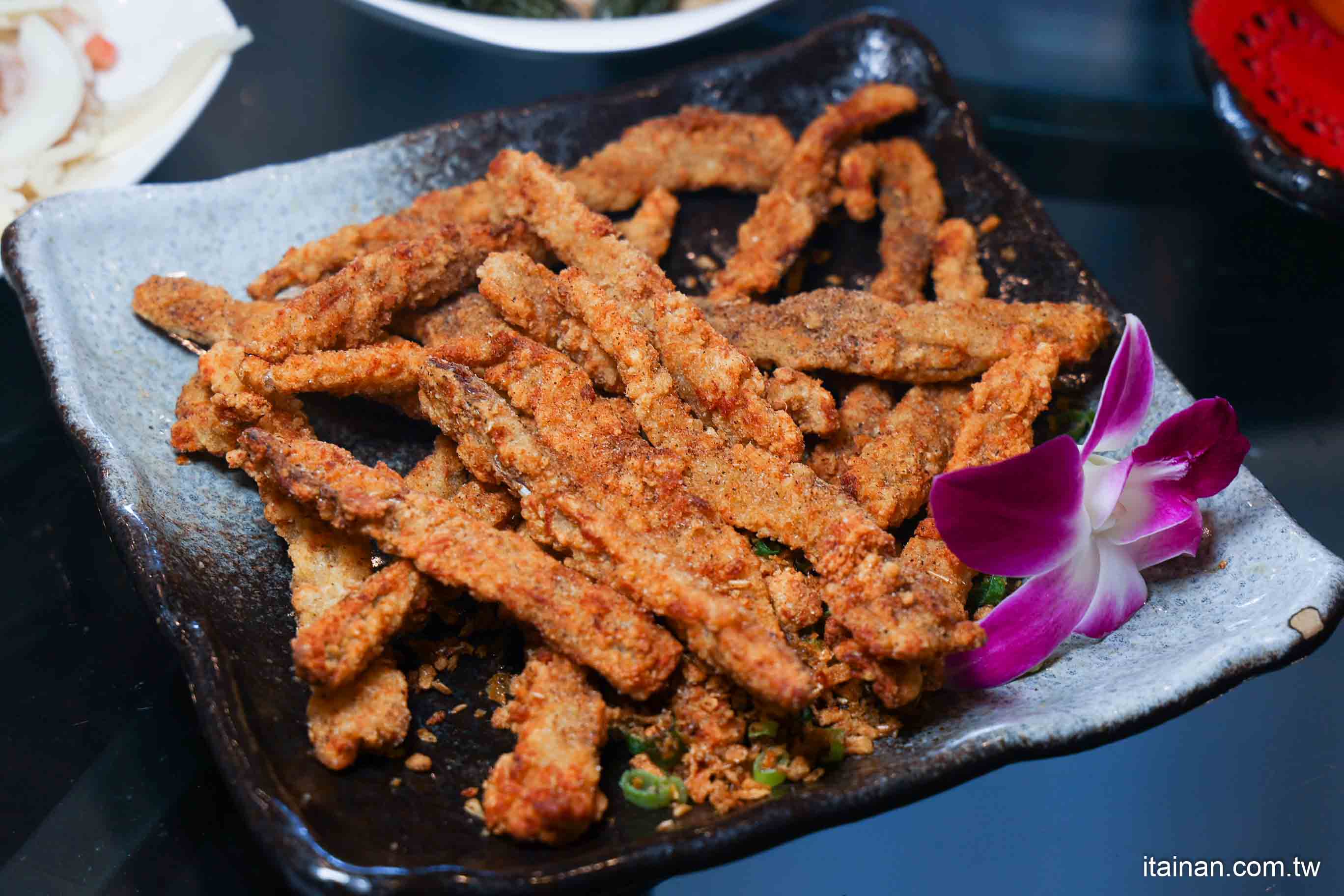 嘉義必吃人氣甕烤雞~生意好到遊覽車都包車來吃!爆汁甕烤雞、砂鍋魚頭、茶油煎雞通通不能錯過!「蔡大頭甕烤雞」嘉義美食 嘉義必吃人氣甕烤雞~生意好到遊覽車都包車來吃!爆汁甕烤雞、砂鍋魚頭、茶油煎雞通通不能錯過!「蔡大頭甕烤雞」嘉義美食