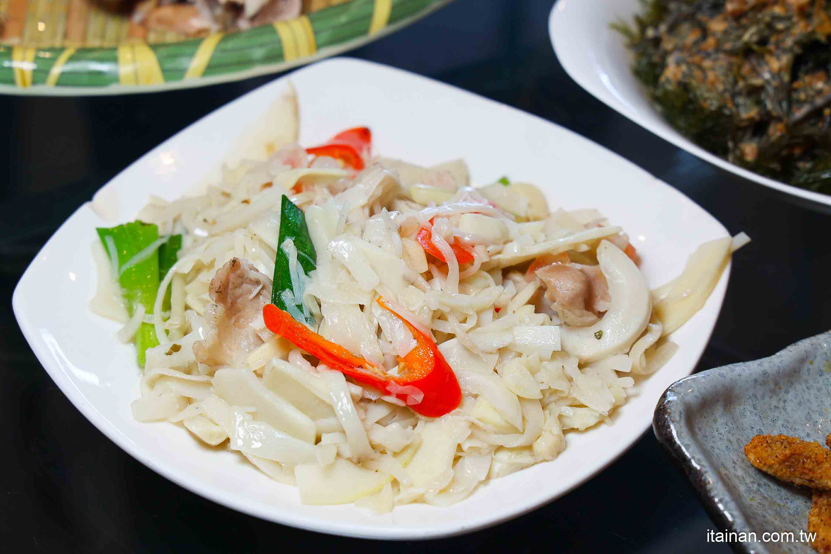 嘉義必吃人氣甕烤雞~生意好到遊覽車都包車來吃!爆汁甕烤雞、砂鍋魚頭、茶油煎雞通通不能錯過!「蔡大頭甕烤雞」嘉義美食 嘉義必吃人氣甕烤雞~生意好到遊覽車都包車來吃!爆汁甕烤雞、砂鍋魚頭、茶油煎雞通通不能錯過!「蔡大頭甕烤雞」嘉義美食