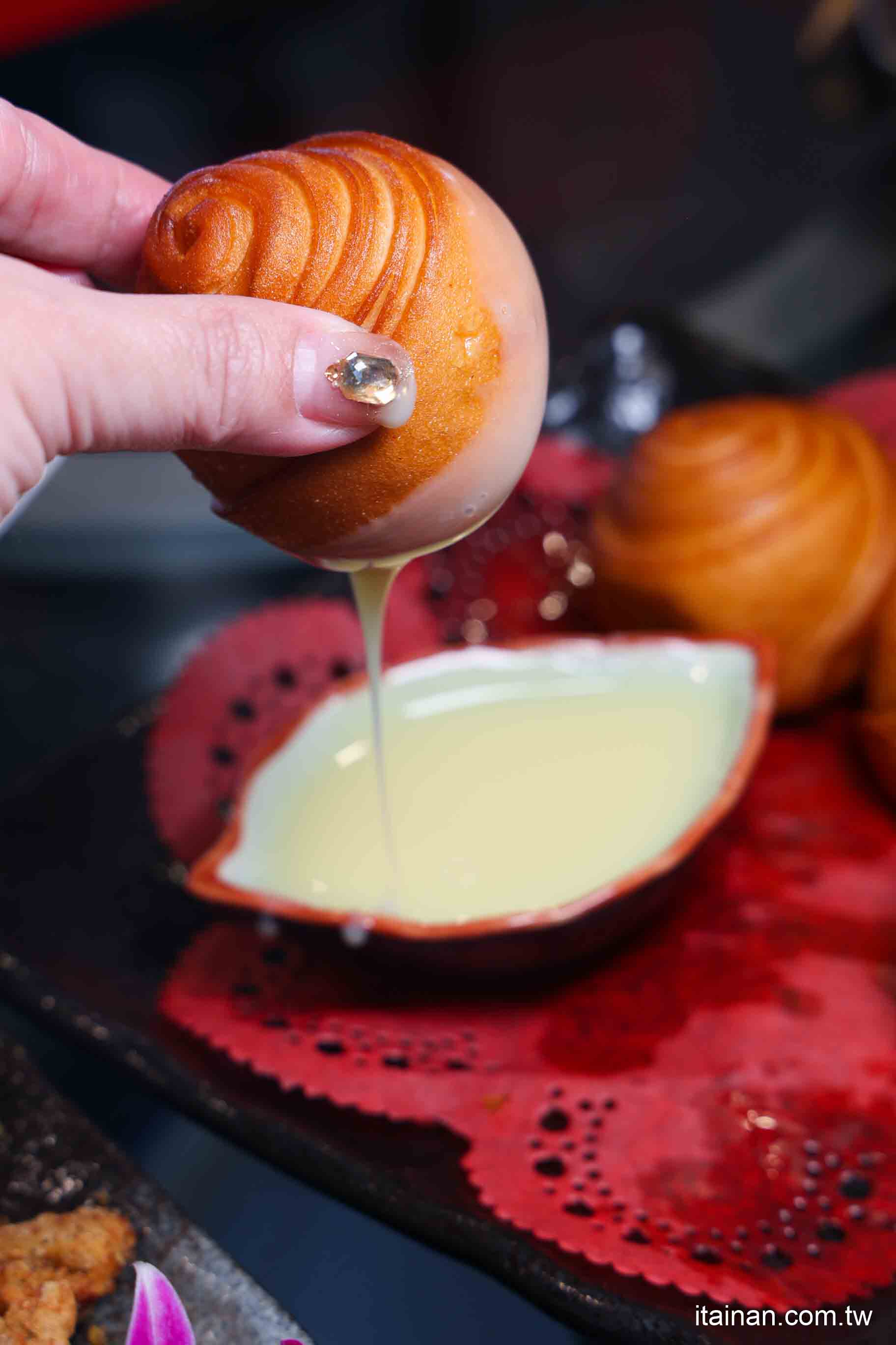 嘉義必吃人氣甕烤雞~生意好到遊覽車都包車來吃!爆汁甕烤雞、砂鍋魚頭、茶油煎雞通通不能錯過!「蔡大頭甕烤雞」嘉義美食 嘉義必吃人氣甕烤雞~生意好到遊覽車都包車來吃!爆汁甕烤雞、砂鍋魚頭、茶油煎雞通通不能錯過!「蔡大頭甕烤雞」嘉義美食