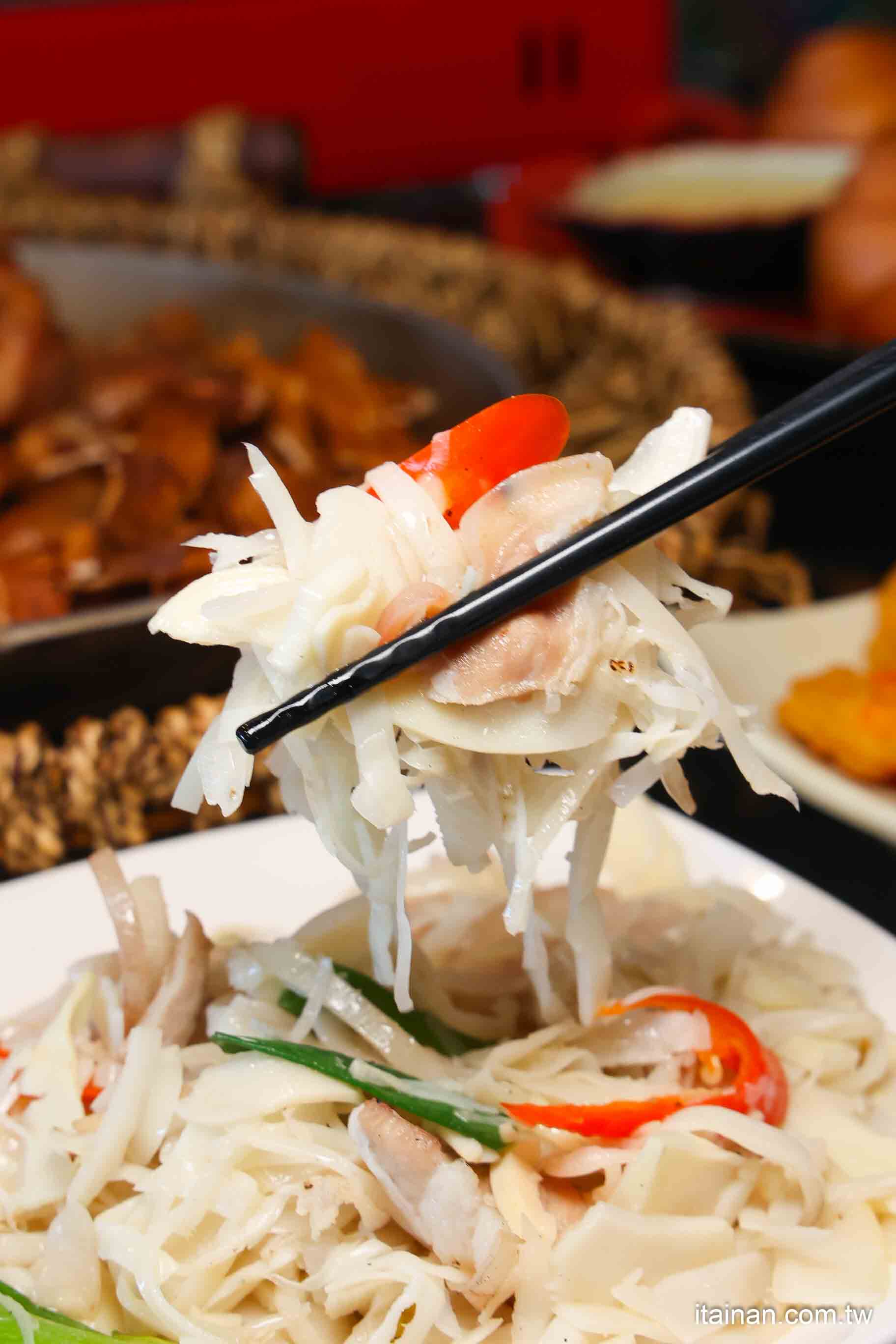 嘉義必吃人氣甕烤雞~生意好到遊覽車都包車來吃!爆汁甕烤雞、砂鍋魚頭、茶油煎雞通通不能錯過!「蔡大頭甕烤雞」嘉義美食 嘉義必吃人氣甕烤雞~生意好到遊覽車都包車來吃!爆汁甕烤雞、砂鍋魚頭、茶油煎雞通通不能錯過!「蔡大頭甕烤雞」嘉義美食