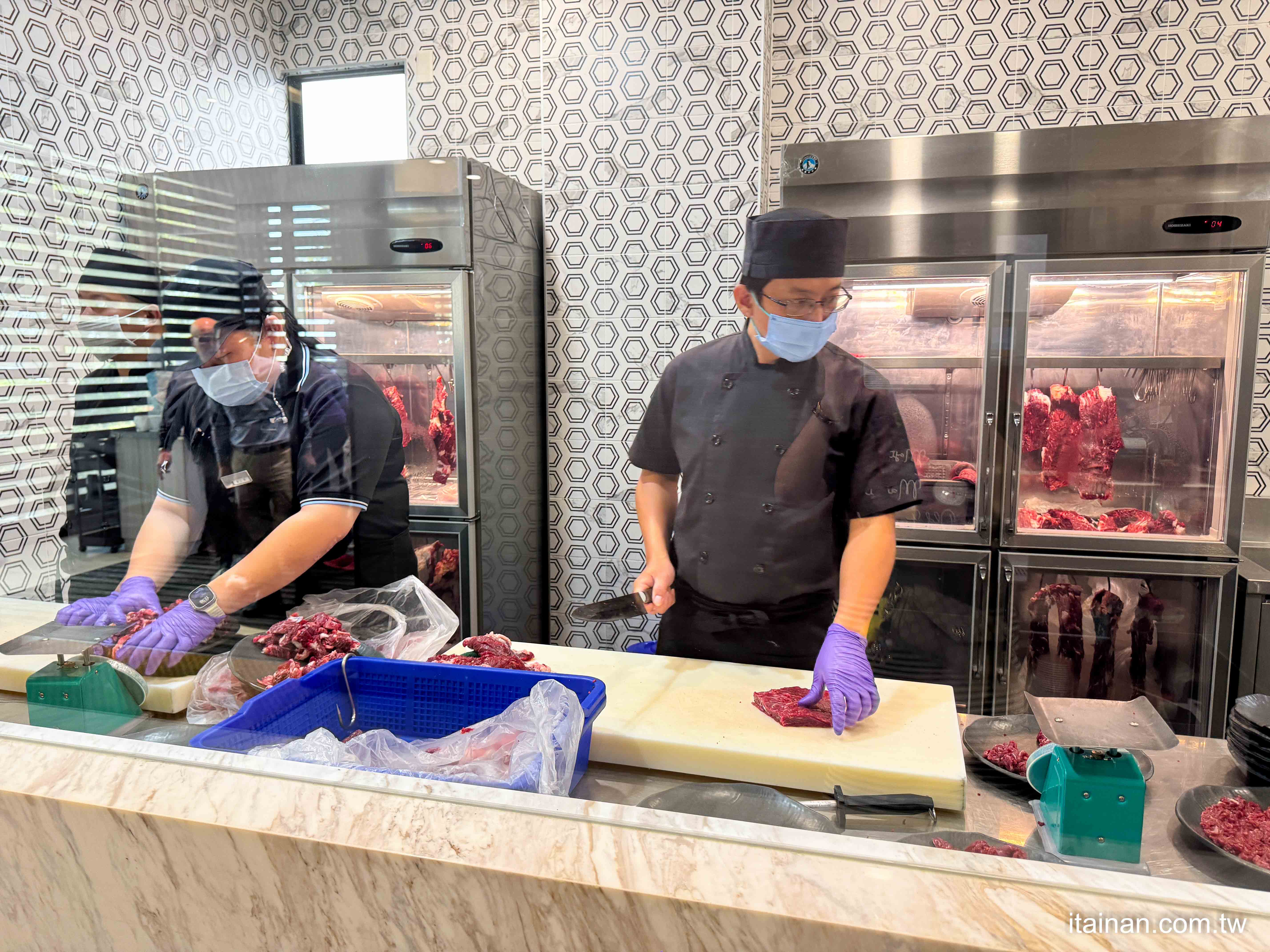 【台南牛肉火鍋】2025米其林推薦 ~台南溫體牛傳奇老店「阿裕牛肉涮涮鍋崑崙店」肉鮮湯好的神級美味｜肉燥飯免費吃