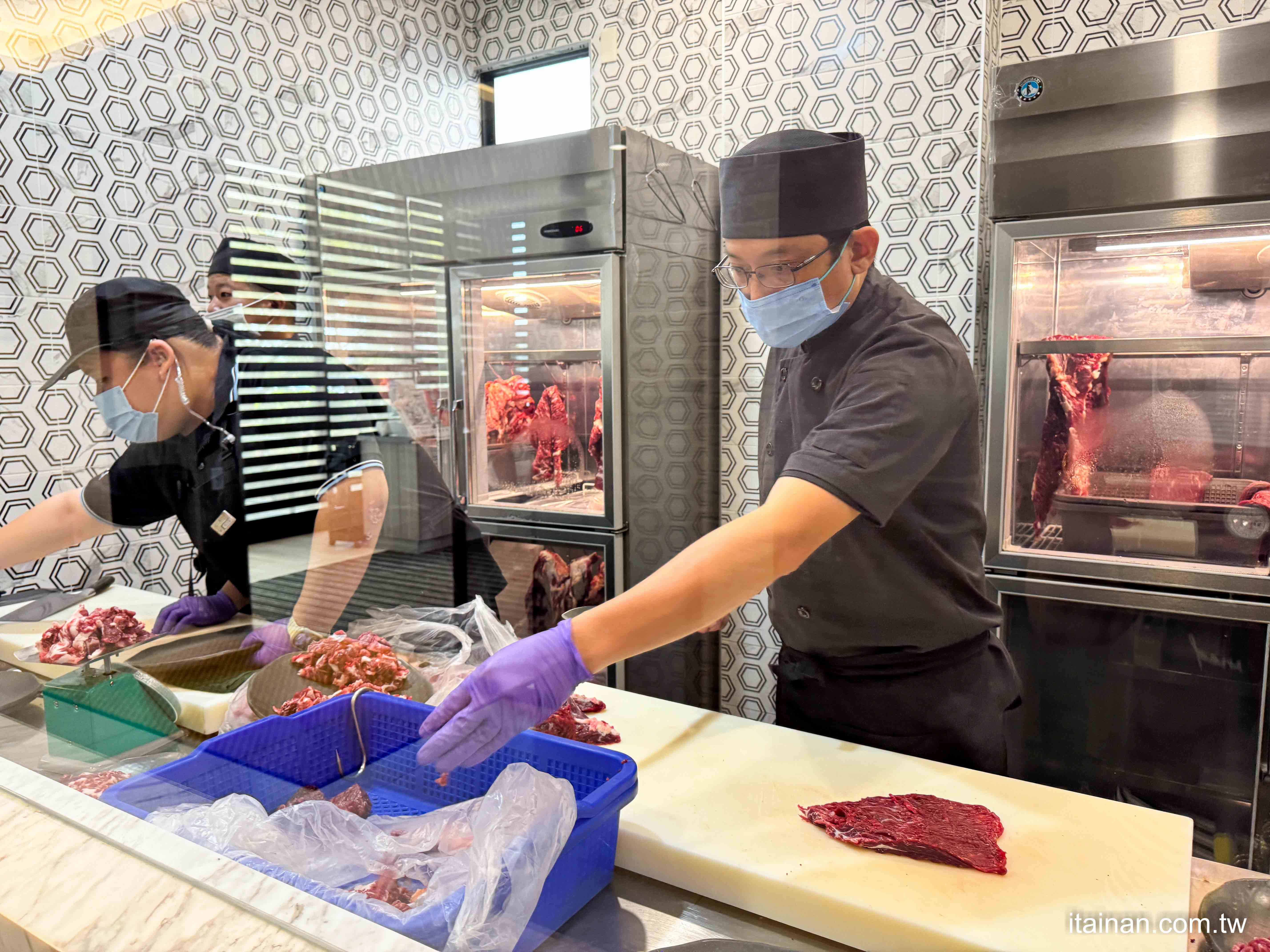 【台南牛肉火鍋】2025米其林推薦 ~台南溫體牛傳奇老店「阿裕牛肉涮涮鍋崑崙店」肉鮮湯好的神級美味｜肉燥飯免費吃