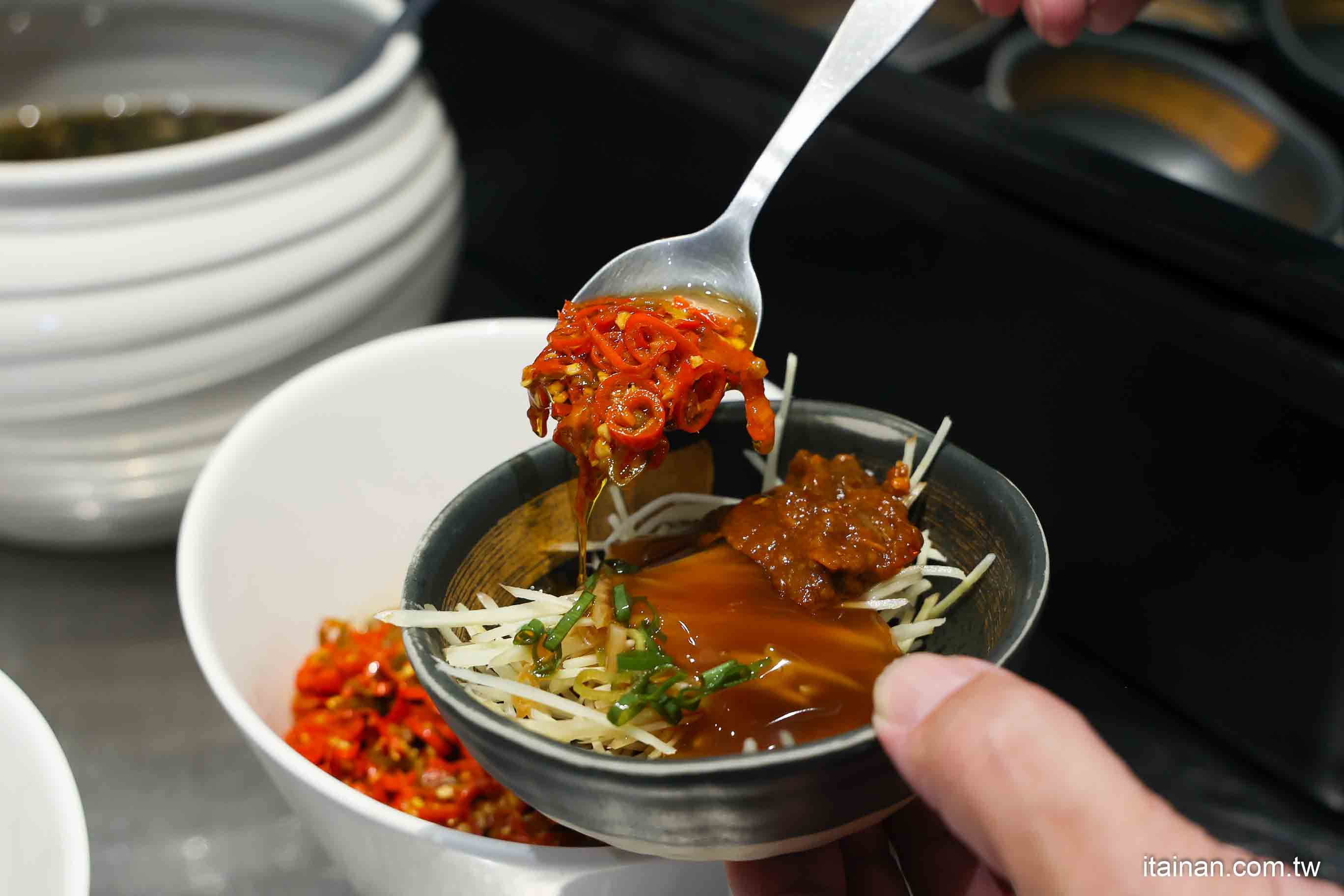 【台南牛肉火鍋】2025米其林推薦 ~台南溫體牛傳奇老店「阿裕牛肉涮涮鍋崑崙店」肉鮮湯好的神級美味｜肉燥飯免費吃