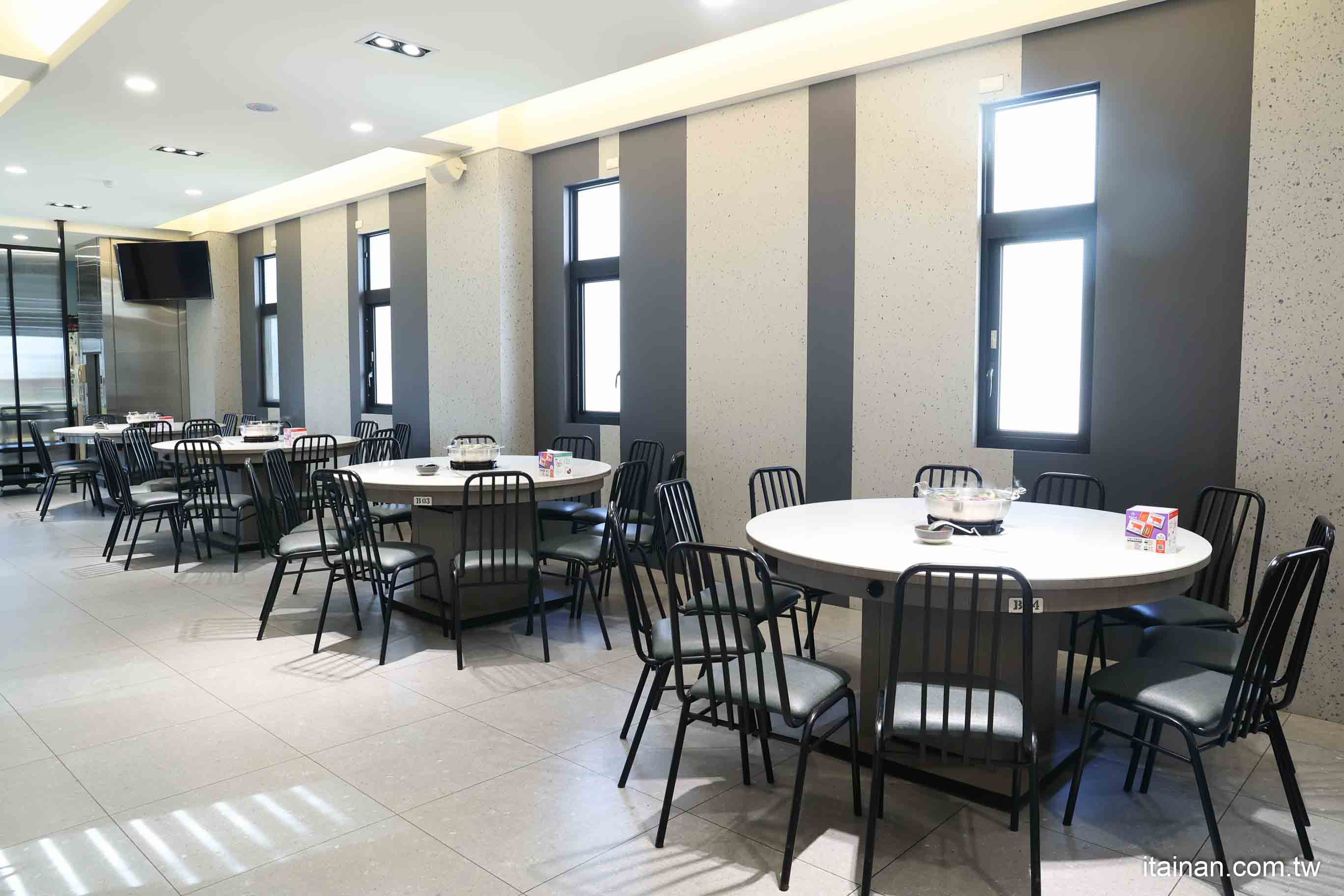 【台南牛肉火鍋】2025米其林推薦 ~台南溫體牛傳奇老店「阿裕牛肉涮涮鍋崑崙店」肉鮮湯好的神級美味｜肉燥飯免費吃