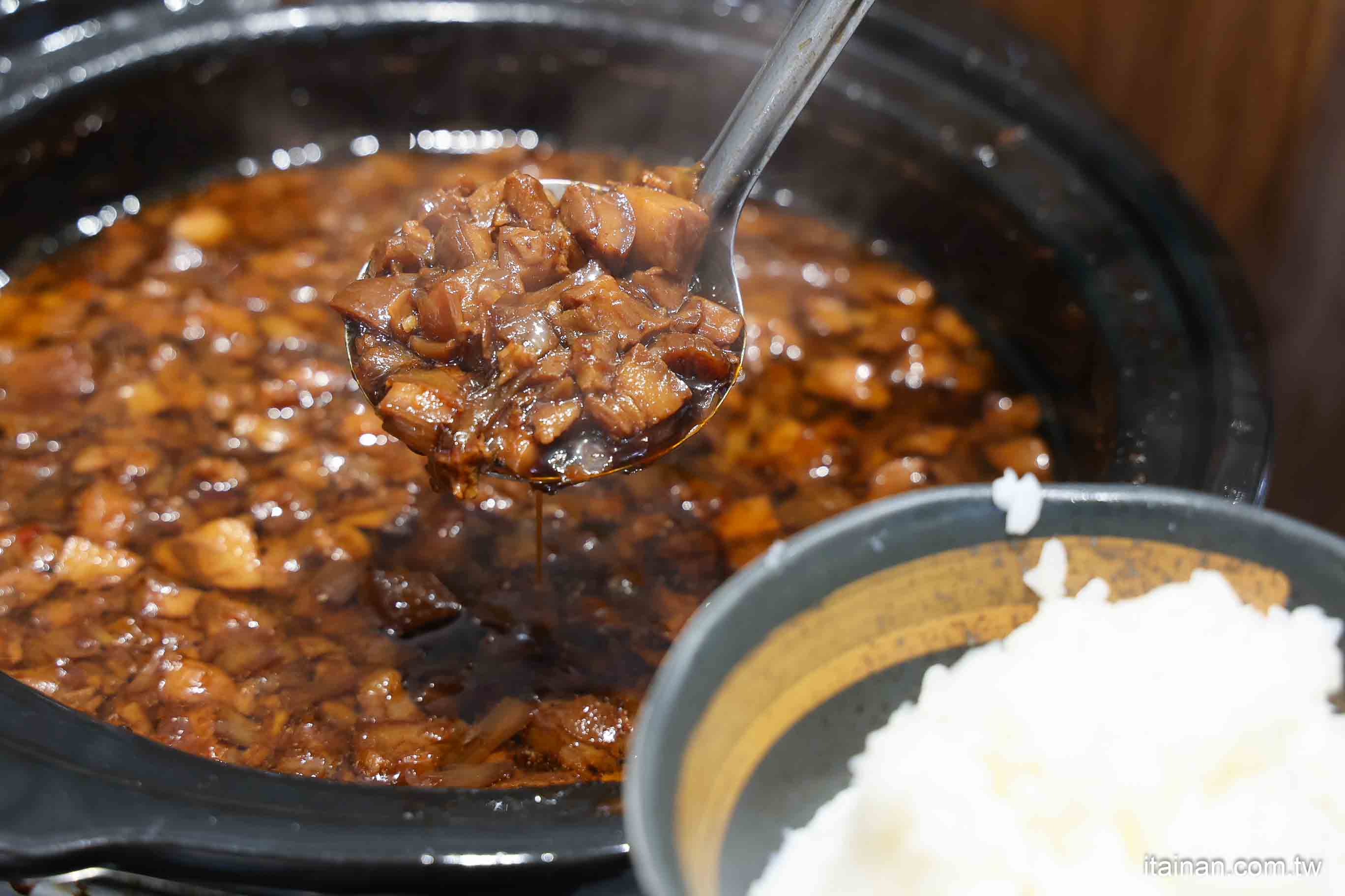 【台南牛肉火鍋】2025米其林推薦 ~台南溫體牛傳奇老店「阿裕牛肉涮涮鍋崑崙店」肉鮮湯好的神級美味｜肉燥飯免費吃