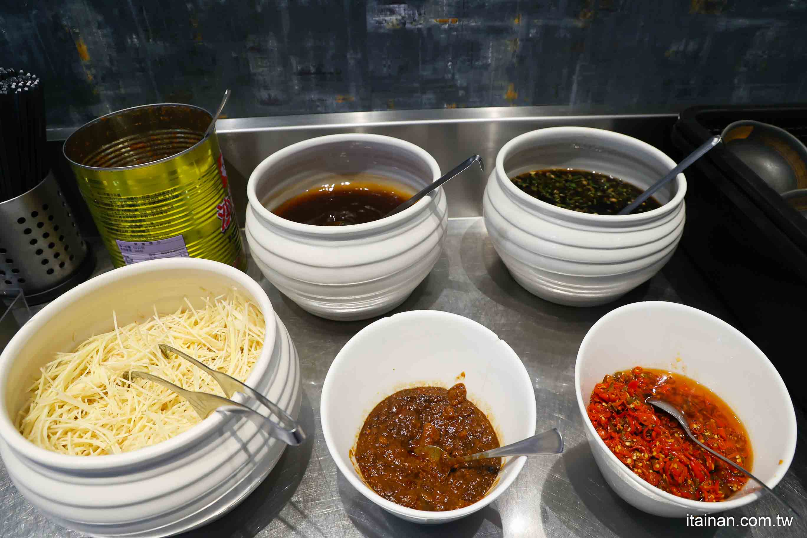 【台南牛肉火鍋】2025米其林推薦 ~台南溫體牛傳奇老店「阿裕牛肉涮涮鍋崑崙店」肉鮮湯好的神級美味｜肉燥飯免費吃