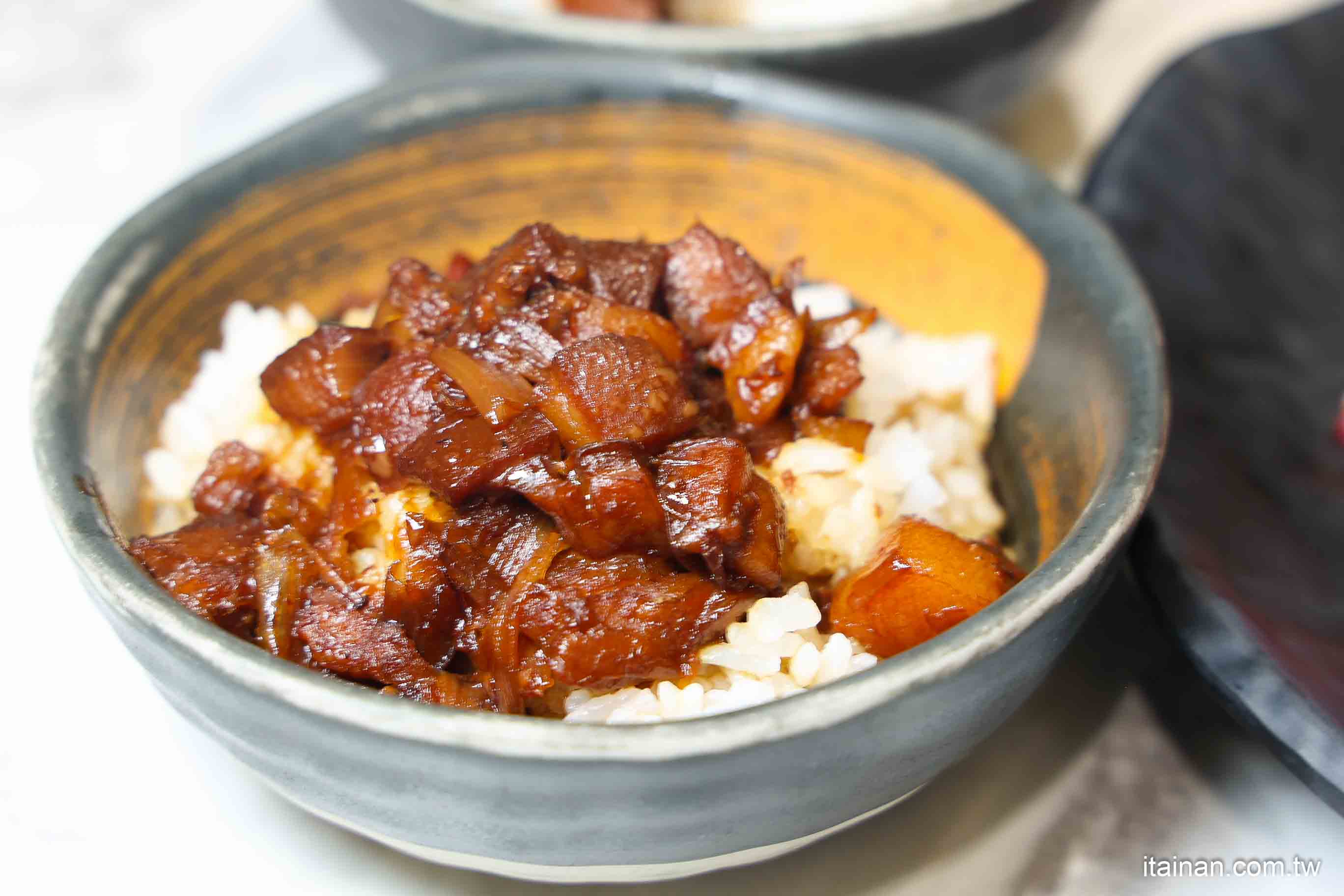 【台南牛肉火鍋】2025米其林推薦 ~台南溫體牛傳奇老店「阿裕牛肉涮涮鍋崑崙店」肉鮮湯好的神級美味｜肉燥飯免費吃