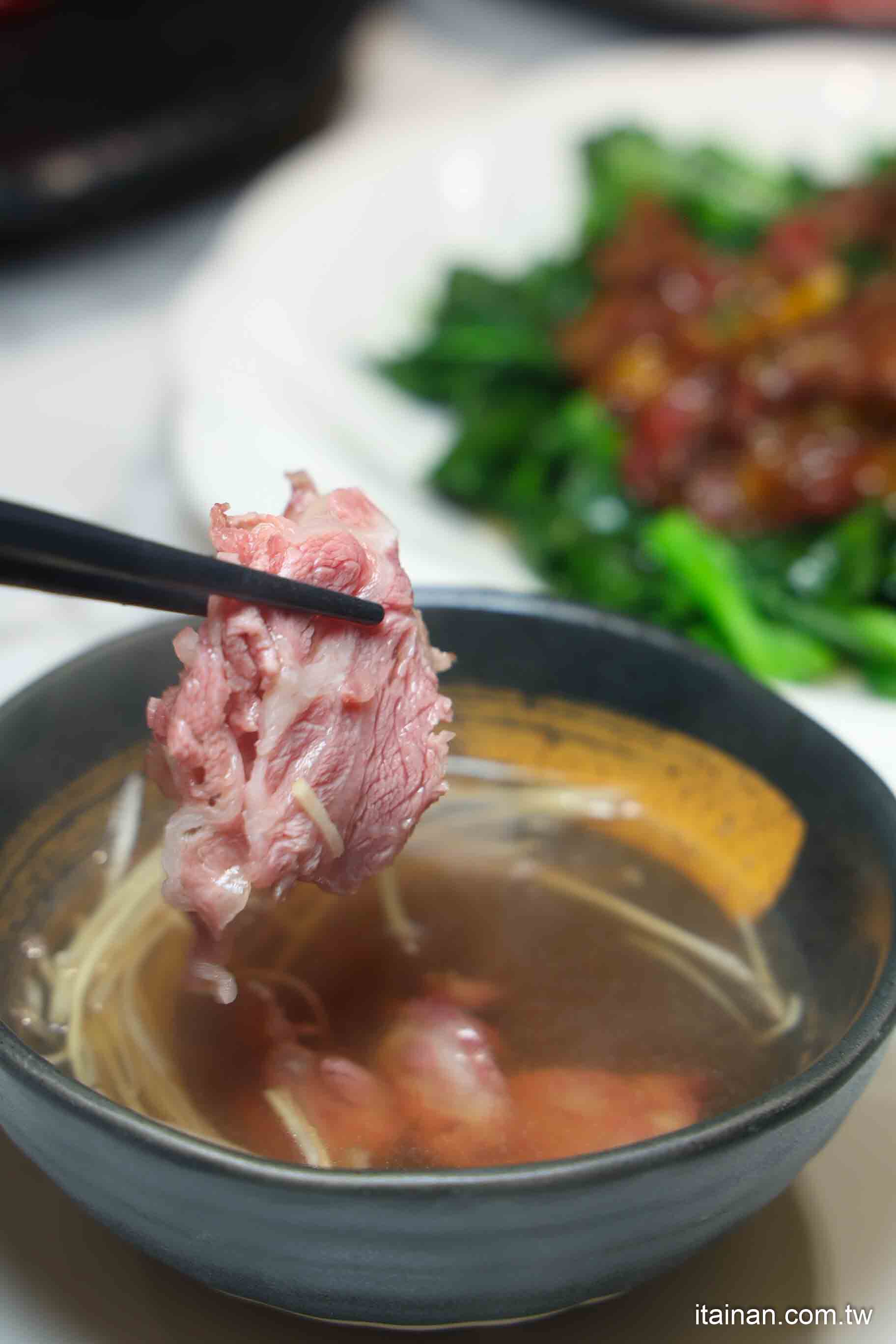 【台南牛肉火鍋】2025米其林推薦 ~台南溫體牛傳奇老店「阿裕牛肉涮涮鍋崑崙店」肉鮮湯好的神級美味｜肉燥飯免費吃