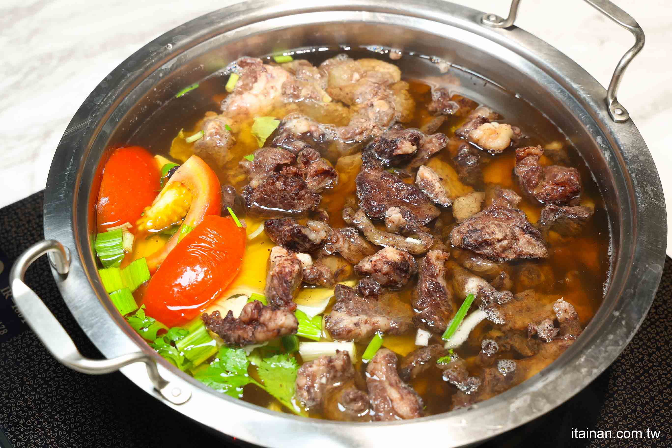 【台南牛肉火鍋】2025米其林推薦 ~台南溫體牛傳奇老店「阿裕牛肉涮涮鍋崑崙店」肉鮮湯好的神級美味｜肉燥飯免費吃