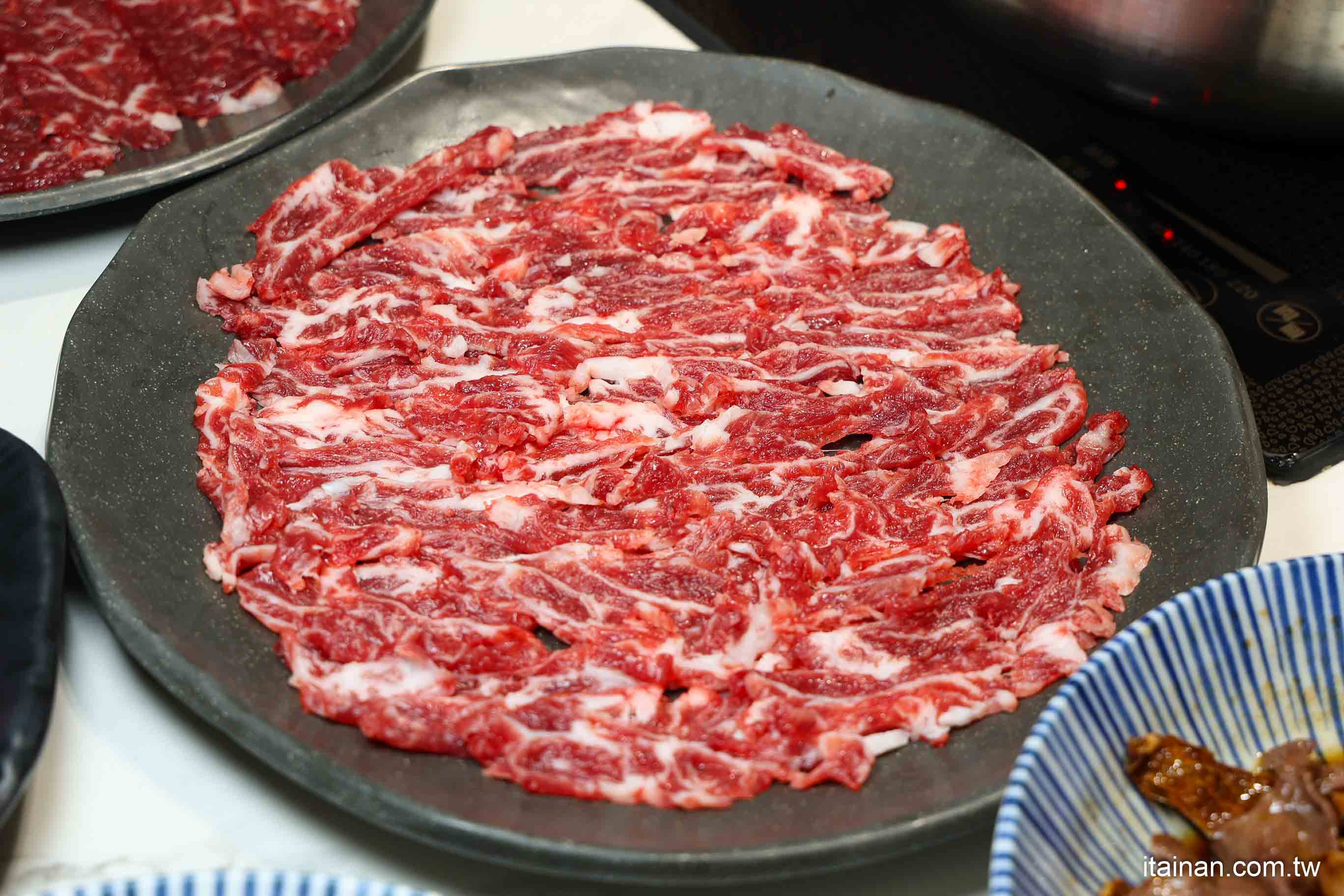 【台南牛肉火鍋】2025米其林推薦 ~台南溫體牛傳奇老店「阿裕牛肉涮涮鍋崑崙店」肉鮮湯好的神級美味｜肉燥飯免費吃