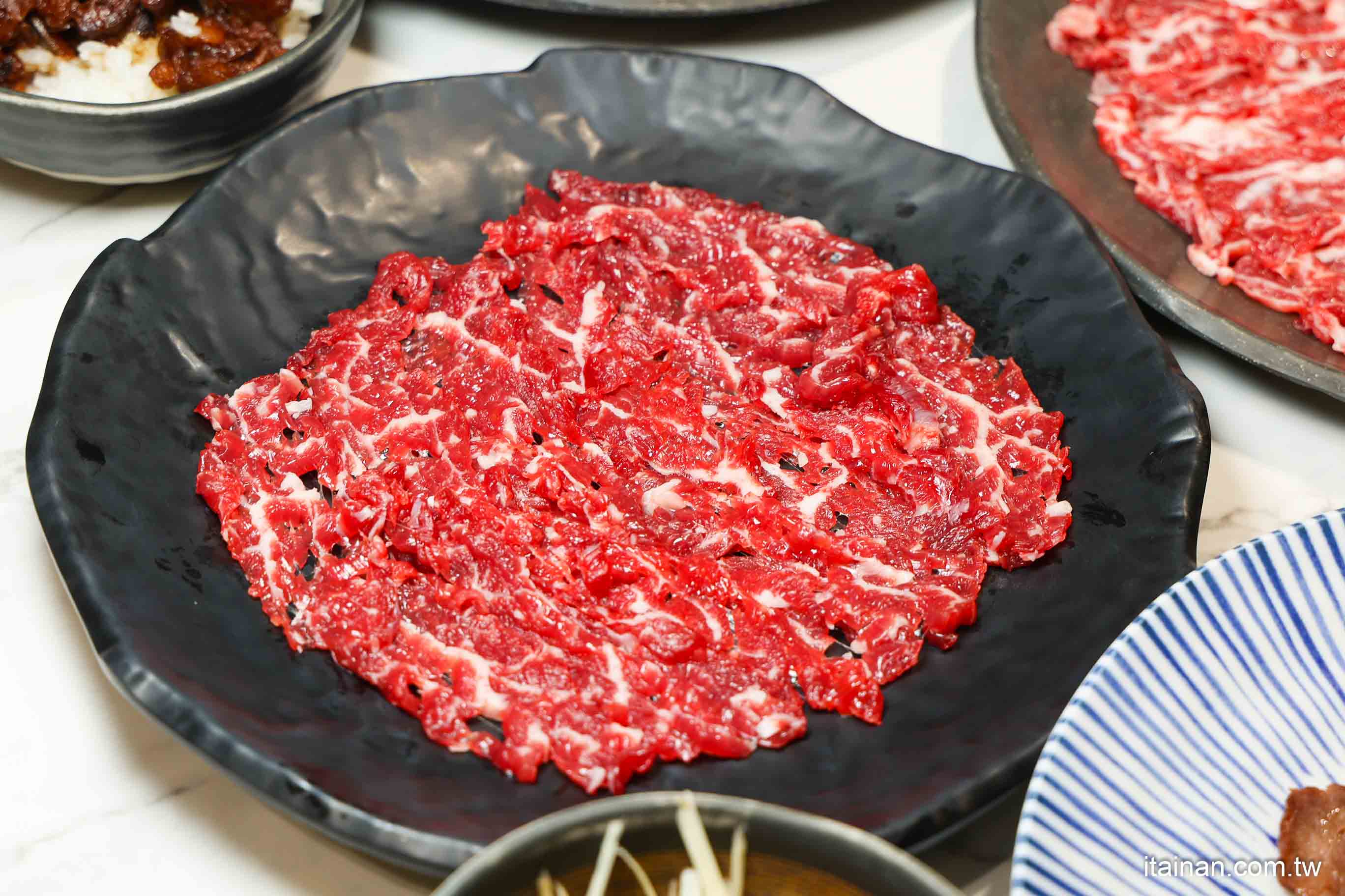 【台南牛肉火鍋】2025米其林推薦 ~台南溫體牛傳奇老店「阿裕牛肉涮涮鍋崑崙店」肉鮮湯好的神級美味｜肉燥飯免費吃