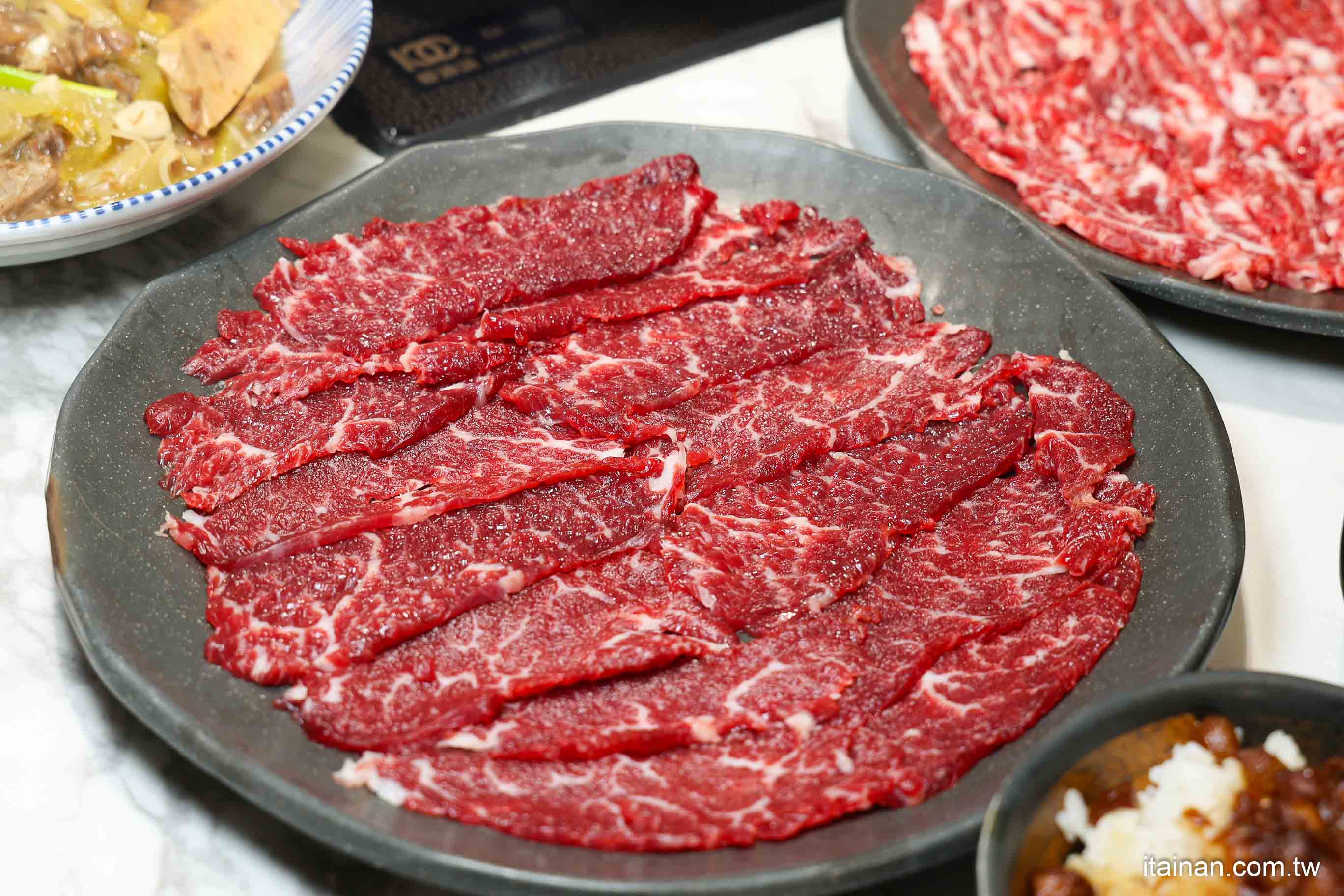 【台南牛肉火鍋】2025米其林推薦 ~台南溫體牛傳奇老店「阿裕牛肉涮涮鍋崑崙店」肉鮮湯好的神級美味｜肉燥飯免費吃