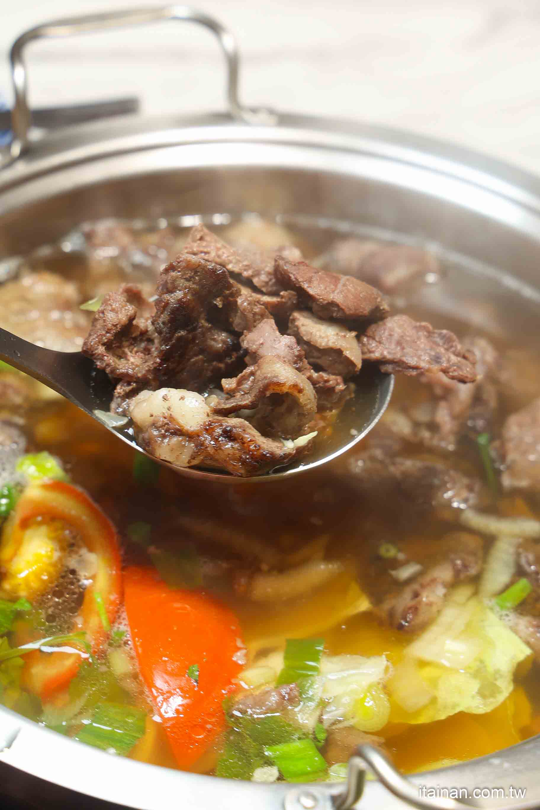 【台南牛肉火鍋】2025米其林推薦 ~台南溫體牛傳奇老店「阿裕牛肉涮涮鍋崑崙店」肉鮮湯好的神級美味｜肉燥飯免費吃