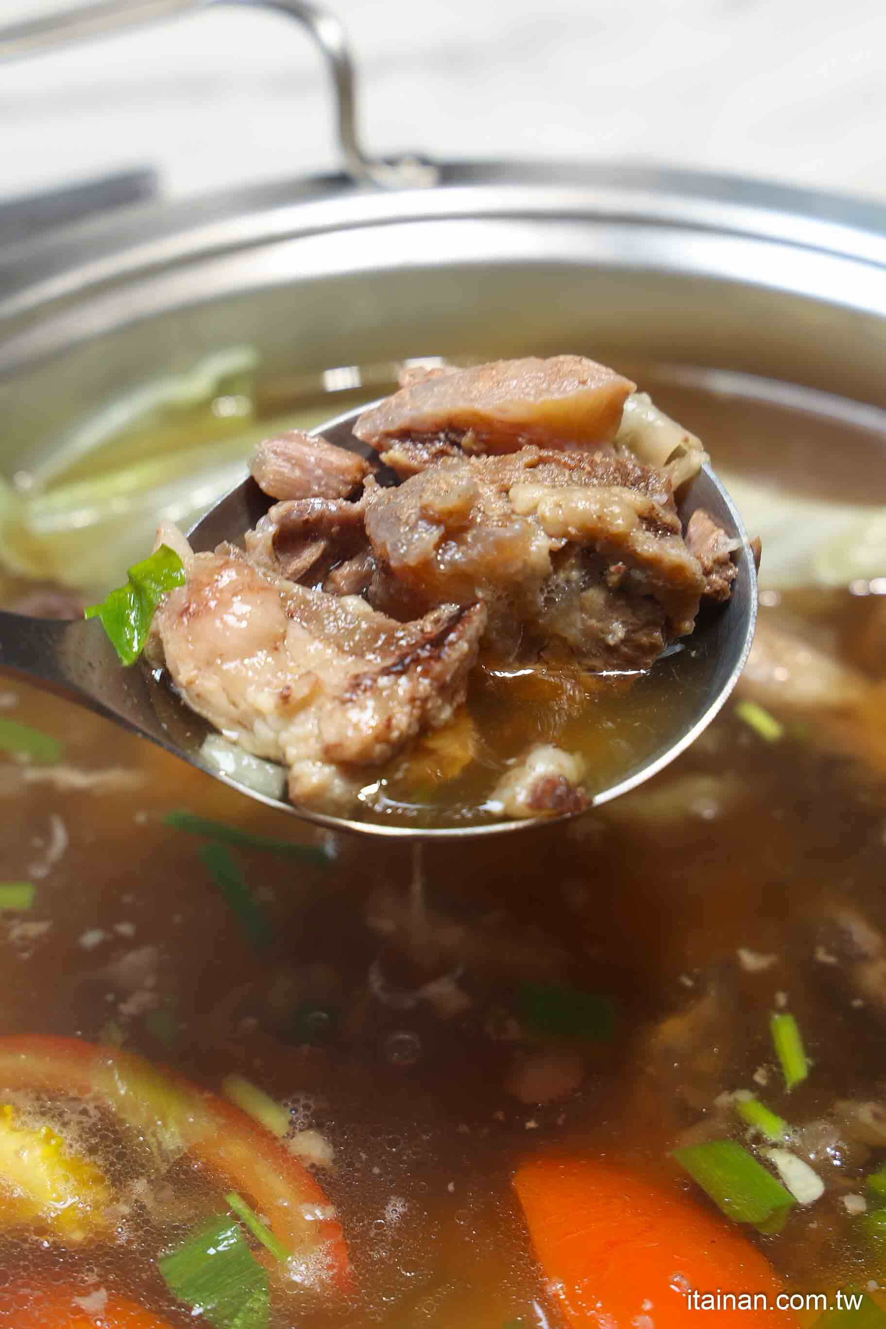 【台南牛肉火鍋】2025米其林推薦 ~台南溫體牛傳奇老店「阿裕牛肉涮涮鍋崑崙店」肉鮮湯好的神級美味｜肉燥飯免費吃