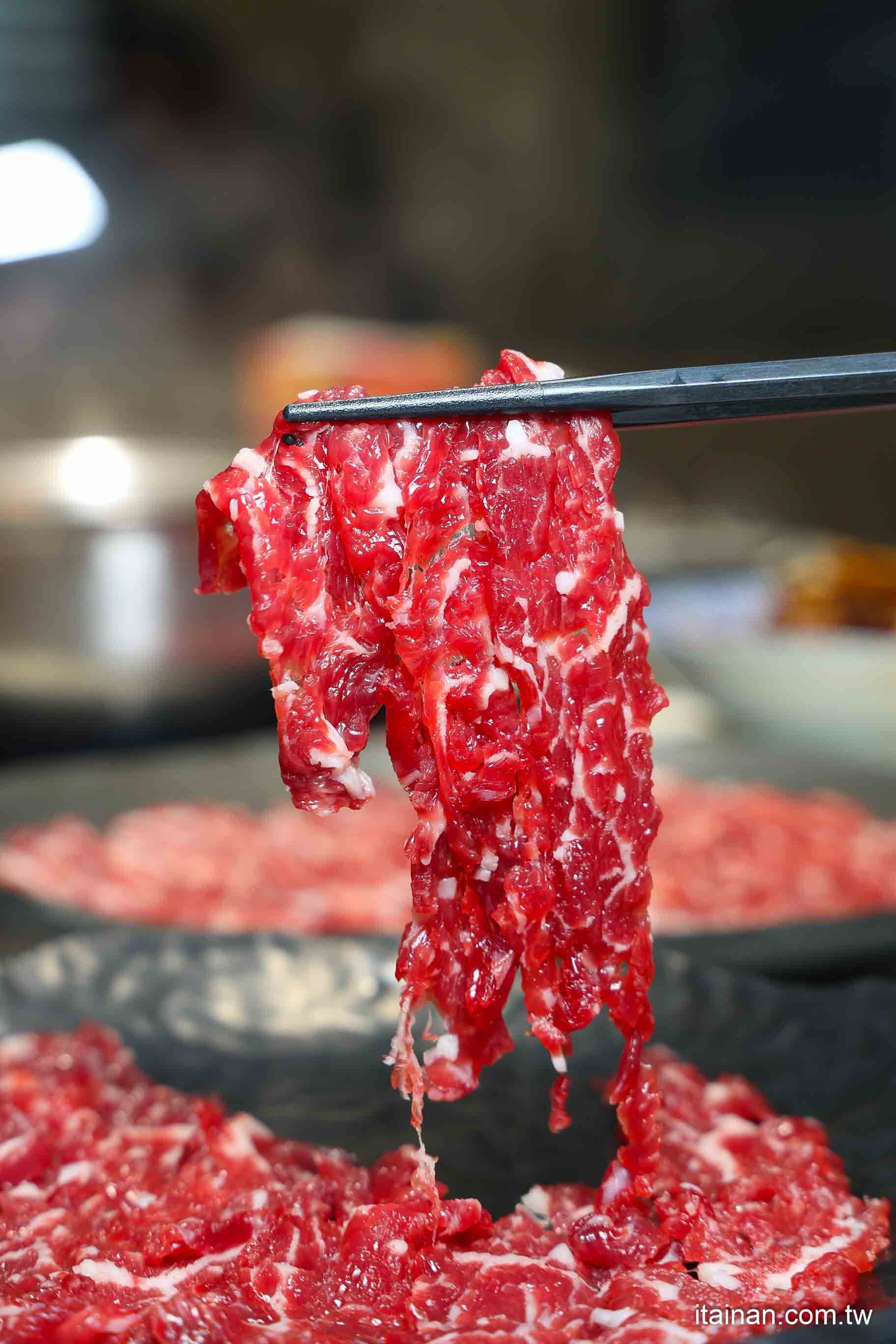 【台南牛肉火鍋】2025米其林推薦 ~台南溫體牛傳奇老店「阿裕牛肉涮涮鍋崑崙店」肉鮮湯好的神級美味｜肉燥飯免費吃