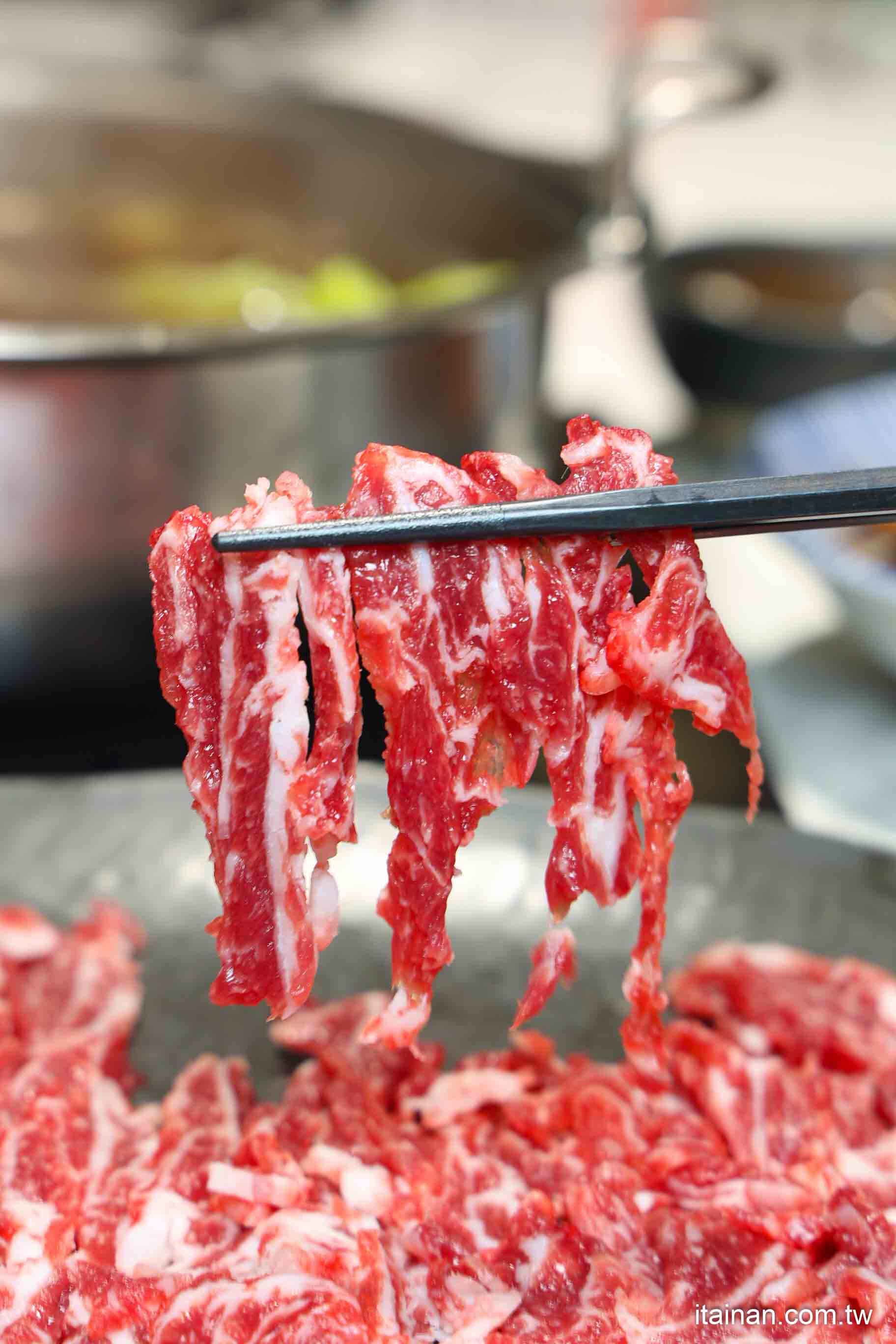 【台南牛肉火鍋】2025米其林推薦 ~台南溫體牛傳奇老店「阿裕牛肉涮涮鍋崑崙店」肉鮮湯好的神級美味｜肉燥飯免費吃