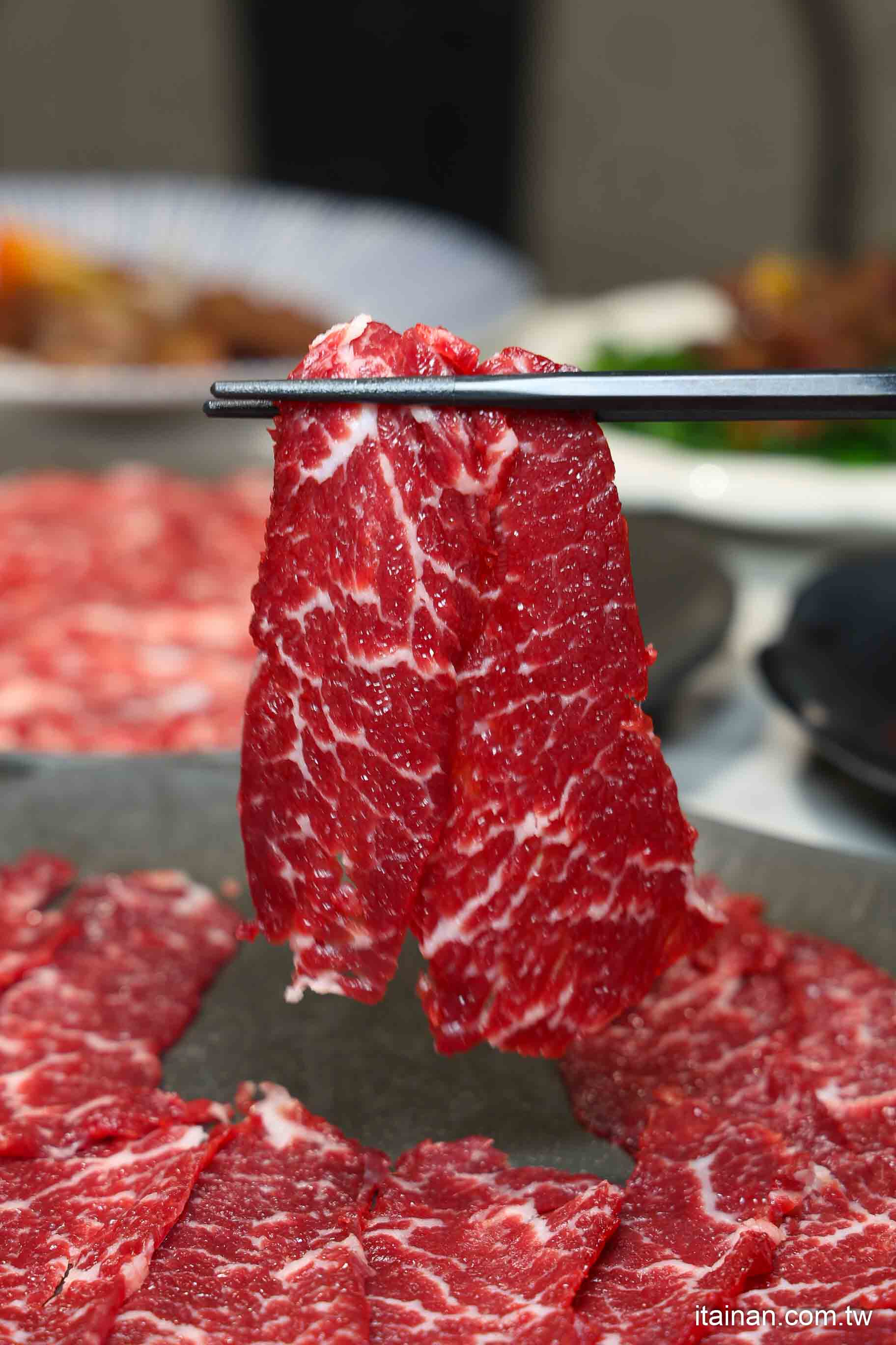 【台南牛肉火鍋】2025米其林推薦 ~台南溫體牛傳奇老店「阿裕牛肉涮涮鍋崑崙店」肉鮮湯好的神級美味｜肉燥飯免費吃