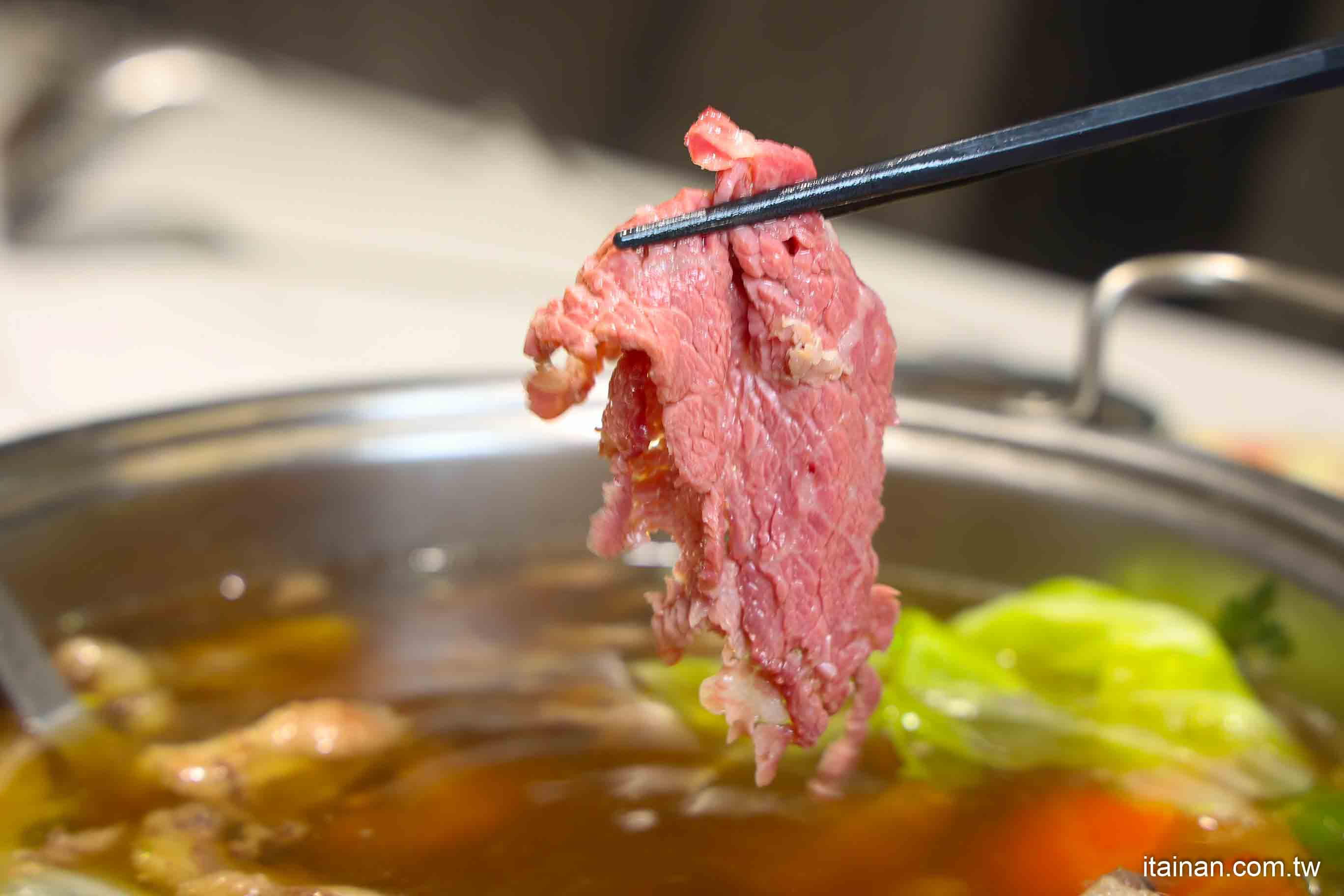 【台南牛肉火鍋】2025米其林推薦 ~台南溫體牛傳奇老店「阿裕牛肉涮涮鍋崑崙店」肉鮮湯好的神級美味｜肉燥飯免費吃