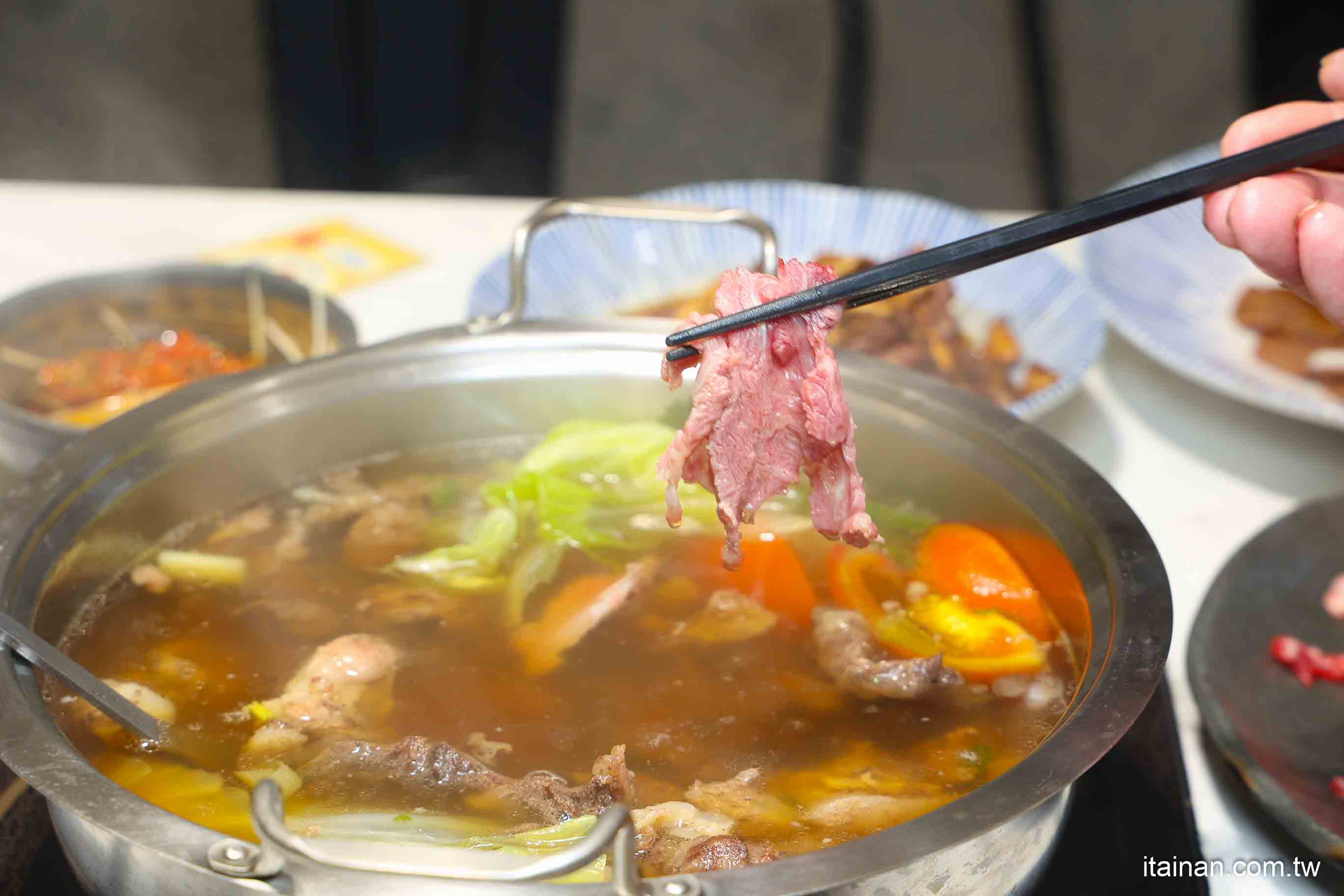 【台南牛肉火鍋】2025米其林推薦 ~台南溫體牛傳奇老店「阿裕牛肉涮涮鍋崑崙店」肉鮮湯好的神級美味｜肉燥飯免費吃