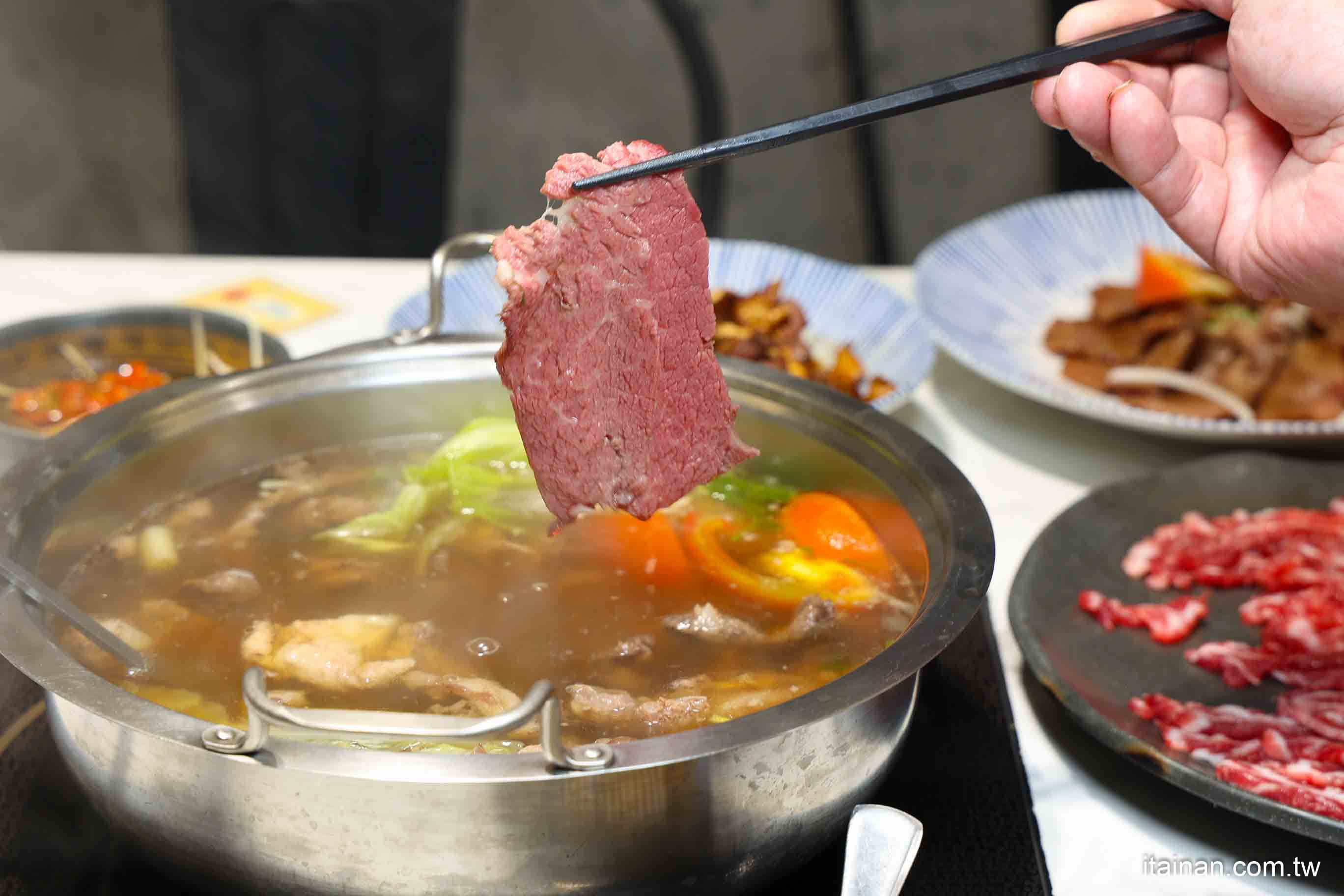 【台南牛肉火鍋】2025米其林推薦 ~台南溫體牛傳奇老店「阿裕牛肉涮涮鍋崑崙店」肉鮮湯好的神級美味｜肉燥飯免費吃