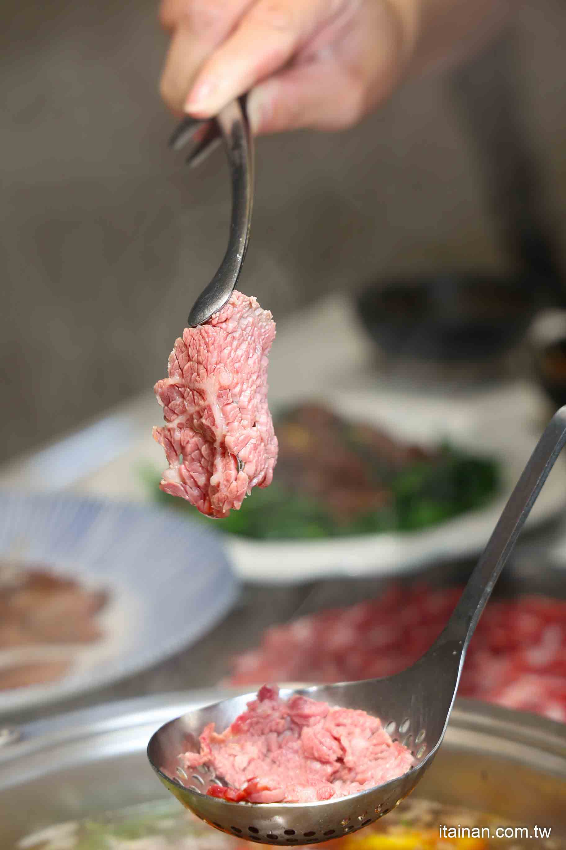 【台南牛肉火鍋】2025米其林推薦 ~台南溫體牛傳奇老店「阿裕牛肉涮涮鍋崑崙店」肉鮮湯好的神級美味｜肉燥飯免費吃