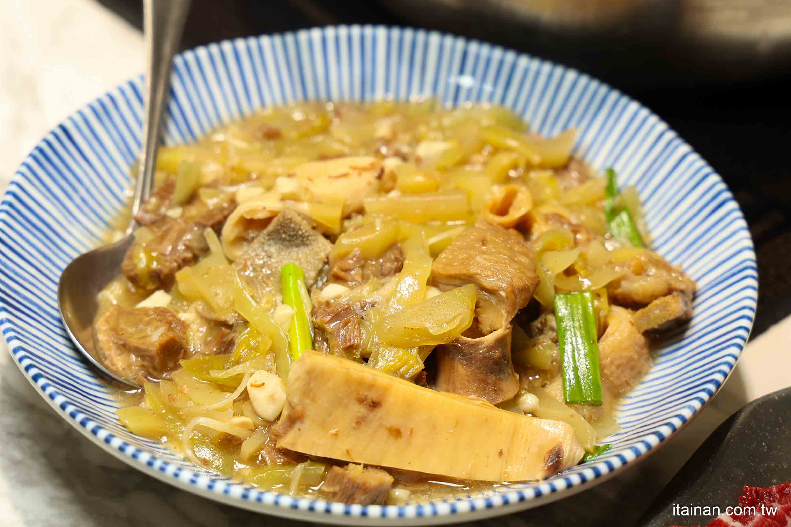 【台南牛肉火鍋】2025米其林推薦 ~台南溫體牛傳奇老店「阿裕牛肉涮涮鍋崑崙店」肉鮮湯好的神級美味｜肉燥飯免費吃