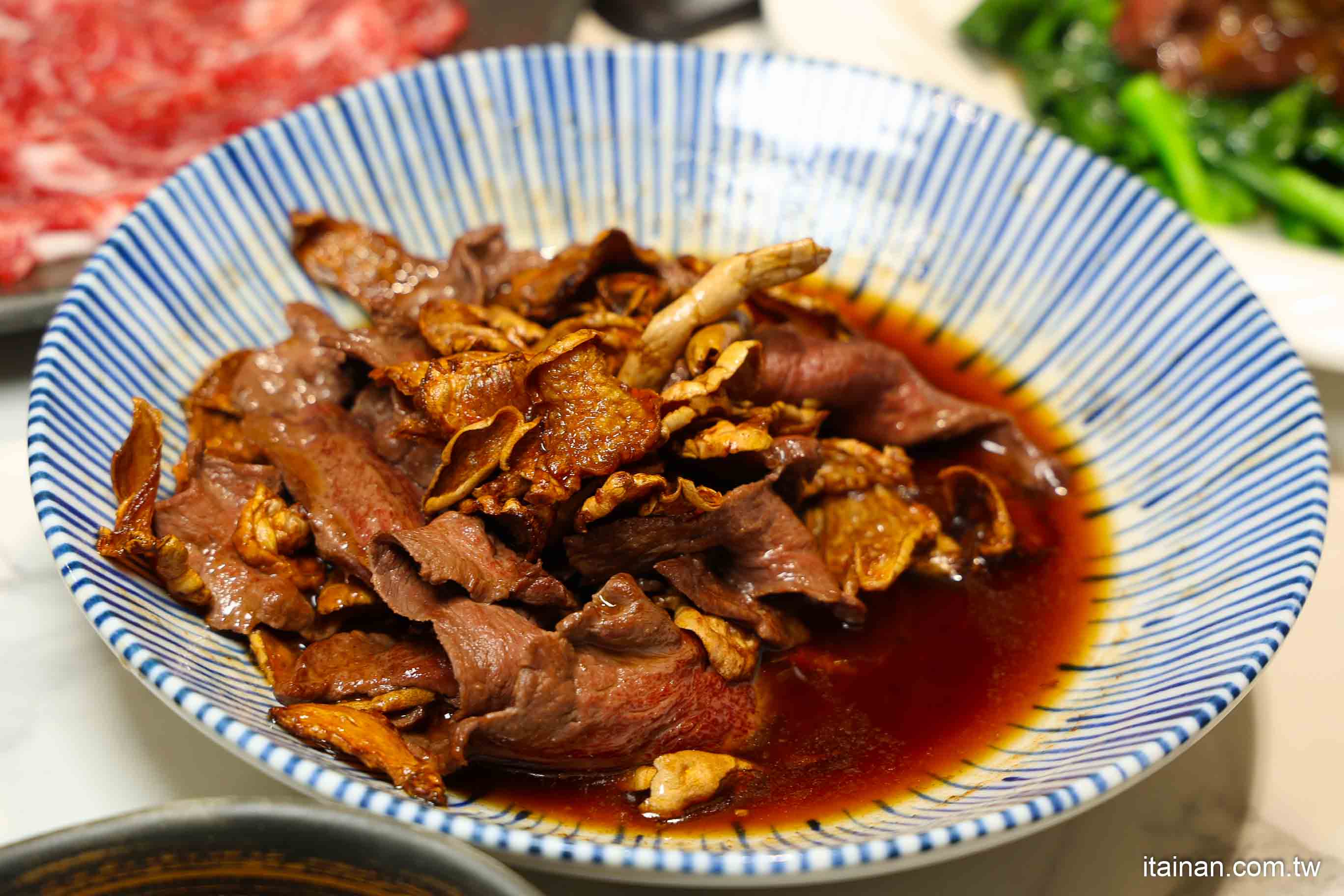 【台南牛肉火鍋】2025米其林推薦 ~台南溫體牛傳奇老店「阿裕牛肉涮涮鍋崑崙店」肉鮮湯好的神級美味｜肉燥飯免費吃