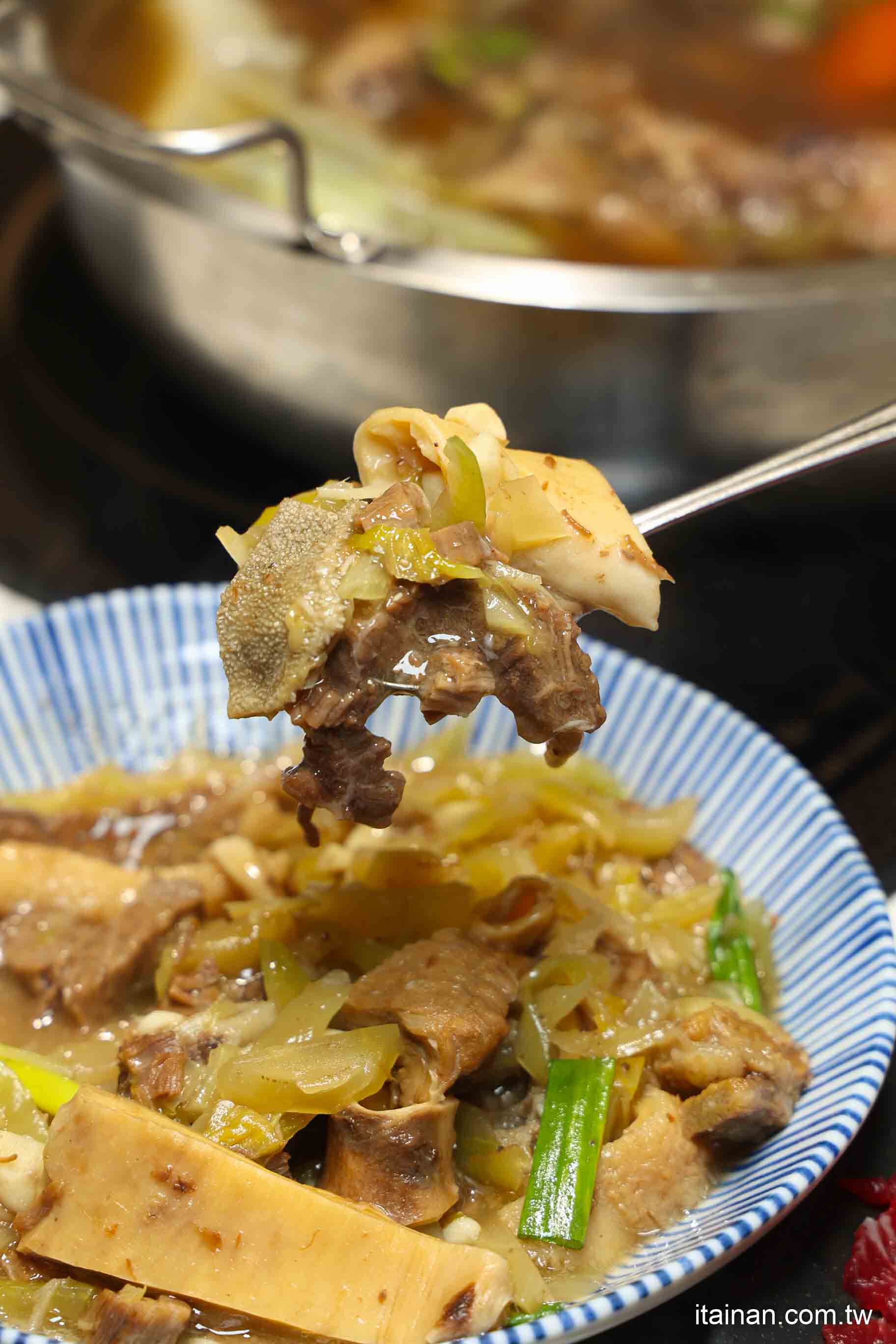 【台南牛肉火鍋】2025米其林推薦 ~台南溫體牛傳奇老店「阿裕牛肉涮涮鍋崑崙店」肉鮮湯好的神級美味｜肉燥飯免費吃