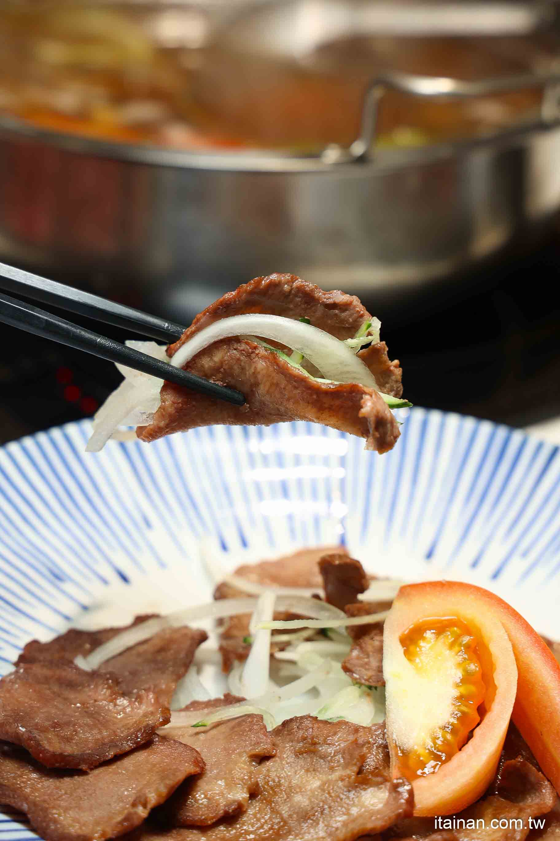 【台南牛肉火鍋】2025米其林推薦 ~台南溫體牛傳奇老店「阿裕牛肉涮涮鍋崑崙店」肉鮮湯好的神級美味｜肉燥飯免費吃