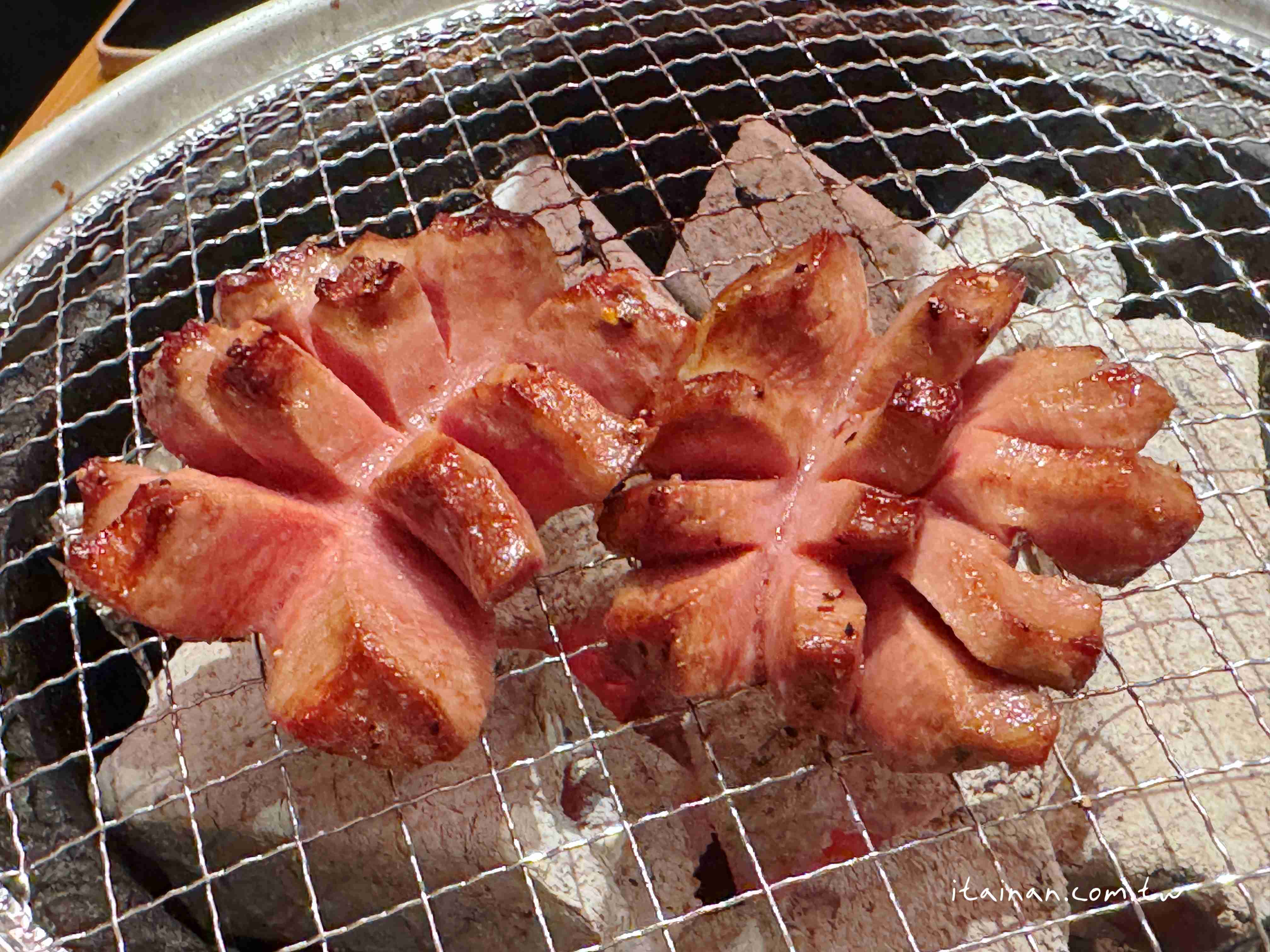 【福岡美食】福岡超人氣炭火和牛燒肉!不訂位吃不到~花形厚切牛舌必吃「炭火焼肉バル AGITO HIRAO」