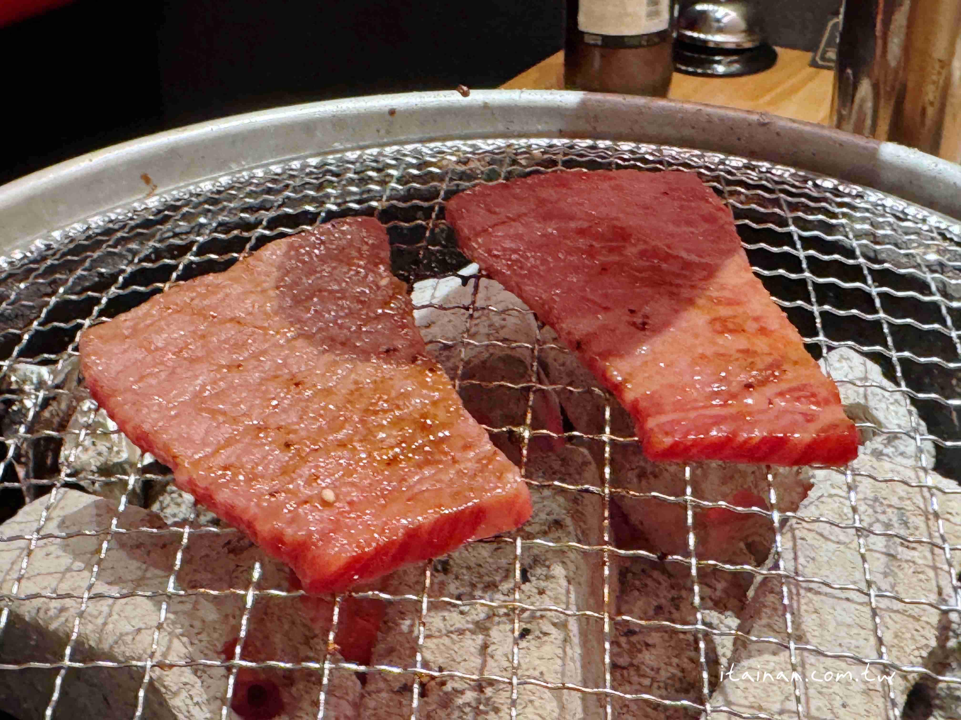 【福岡美食】福岡超人氣炭火和牛燒肉!不訂位吃不到~花形厚切牛舌必吃「炭火焼肉バル AGITO HIRAO」