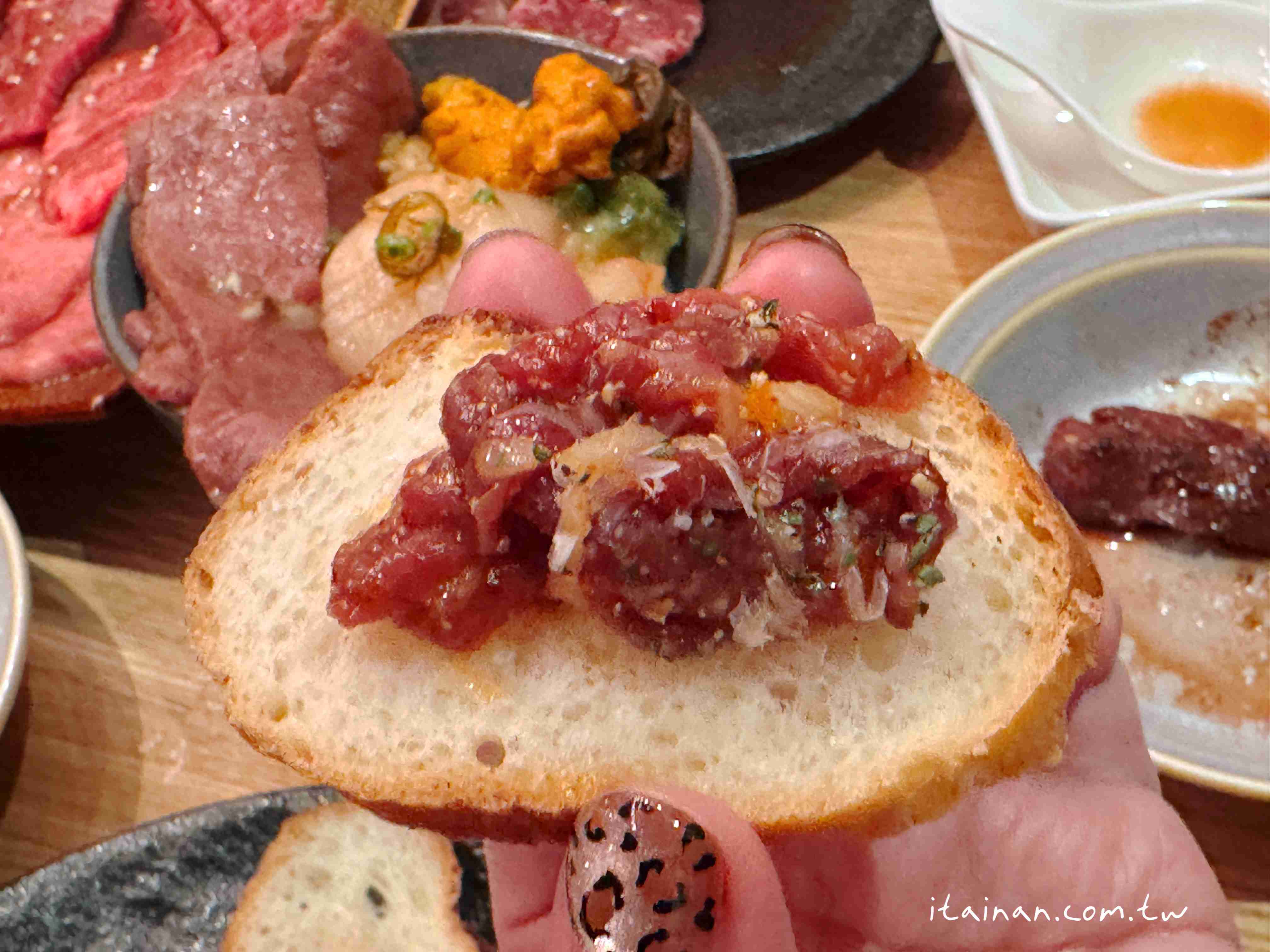 【福岡美食】福岡超人氣炭火和牛燒肉!不訂位吃不到~花形厚切牛舌必吃「炭火焼肉バル AGITO HIRAO」