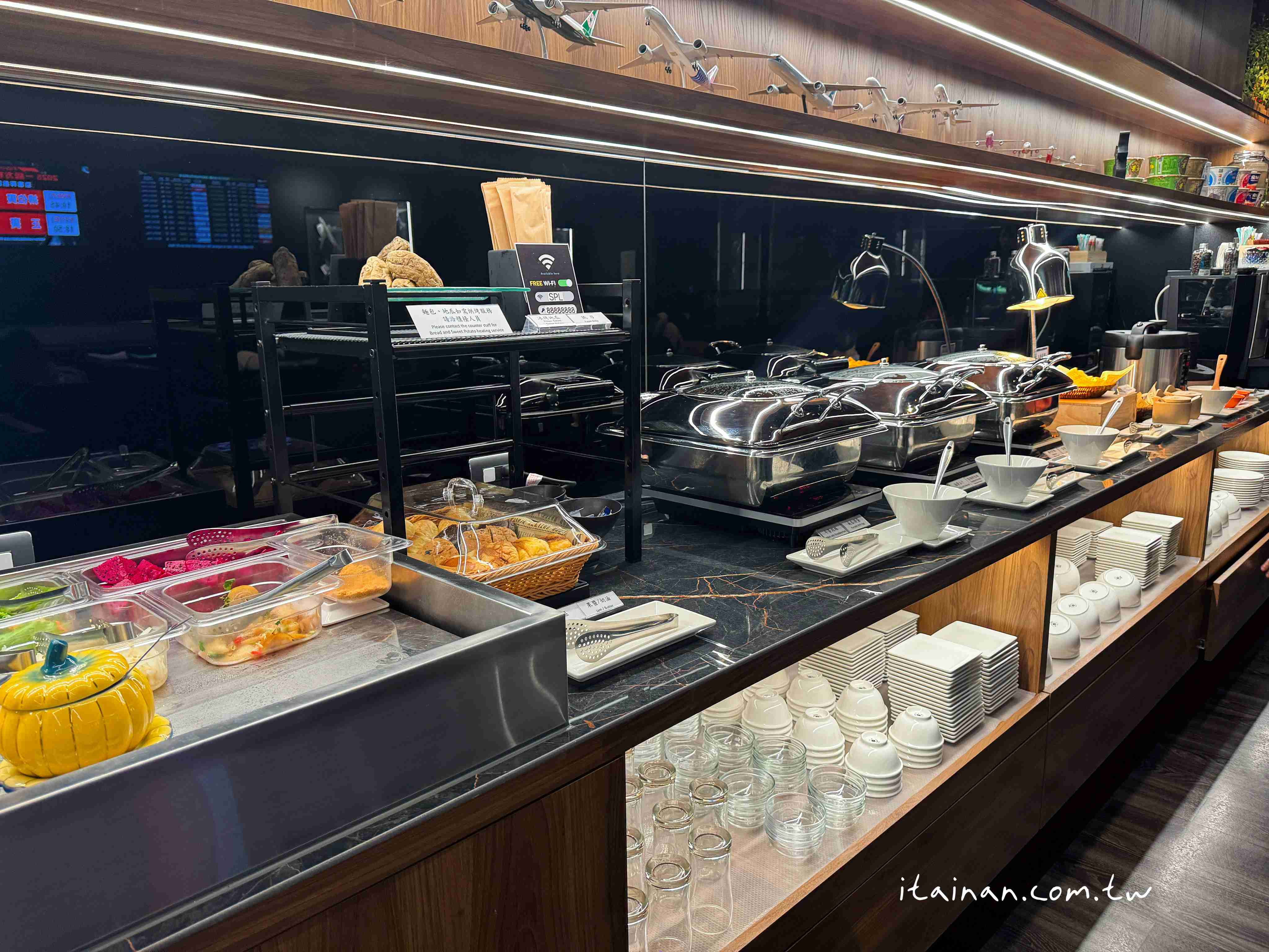 出國前也能優雅的候機~2025全新高雄小港機場貴賓室「南苑國際商務中心」開箱｜持「中信鼎極卡」等級之信用卡，可免費使用