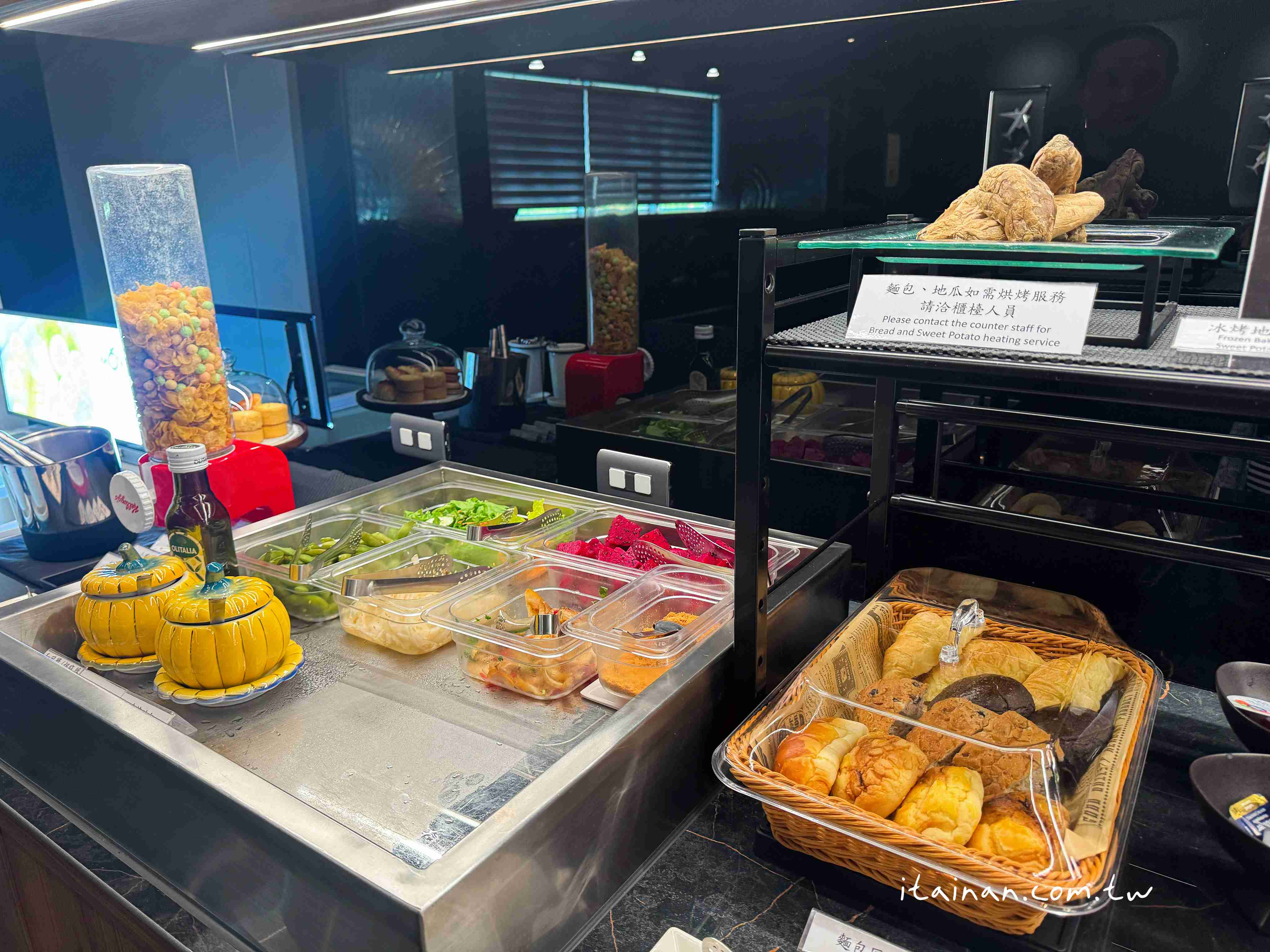 出國前也能優雅的候機~2025全新高雄小港機場貴賓室「南苑國際商務中心」開箱｜持「中信鼎極卡」等級之信用卡，可免費使用