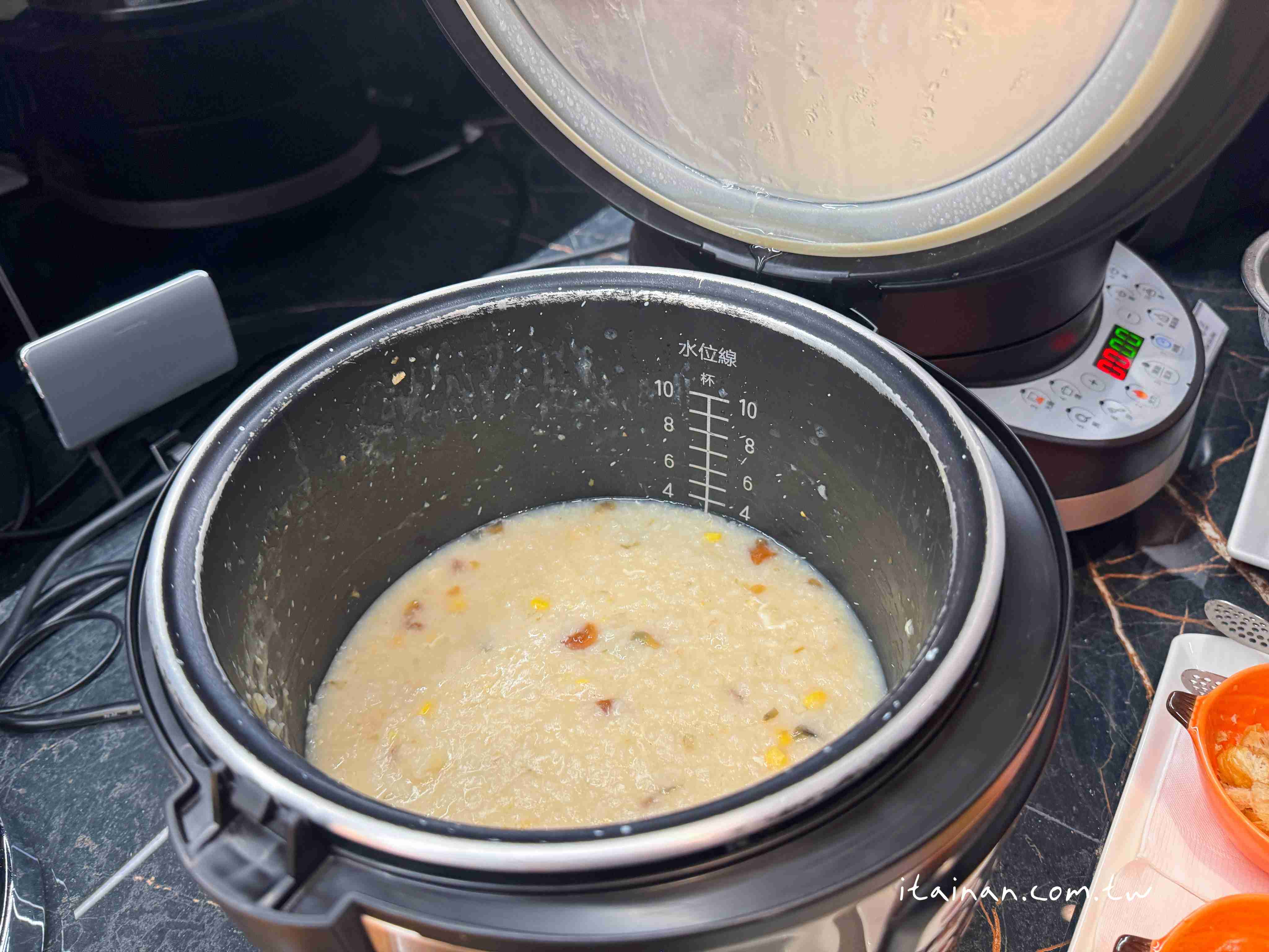 出國前也能優雅的候機~2025全新高雄小港機場貴賓室「南苑國際商務中心」開箱｜持「中信鼎極卡」等級之信用卡，可免費使用