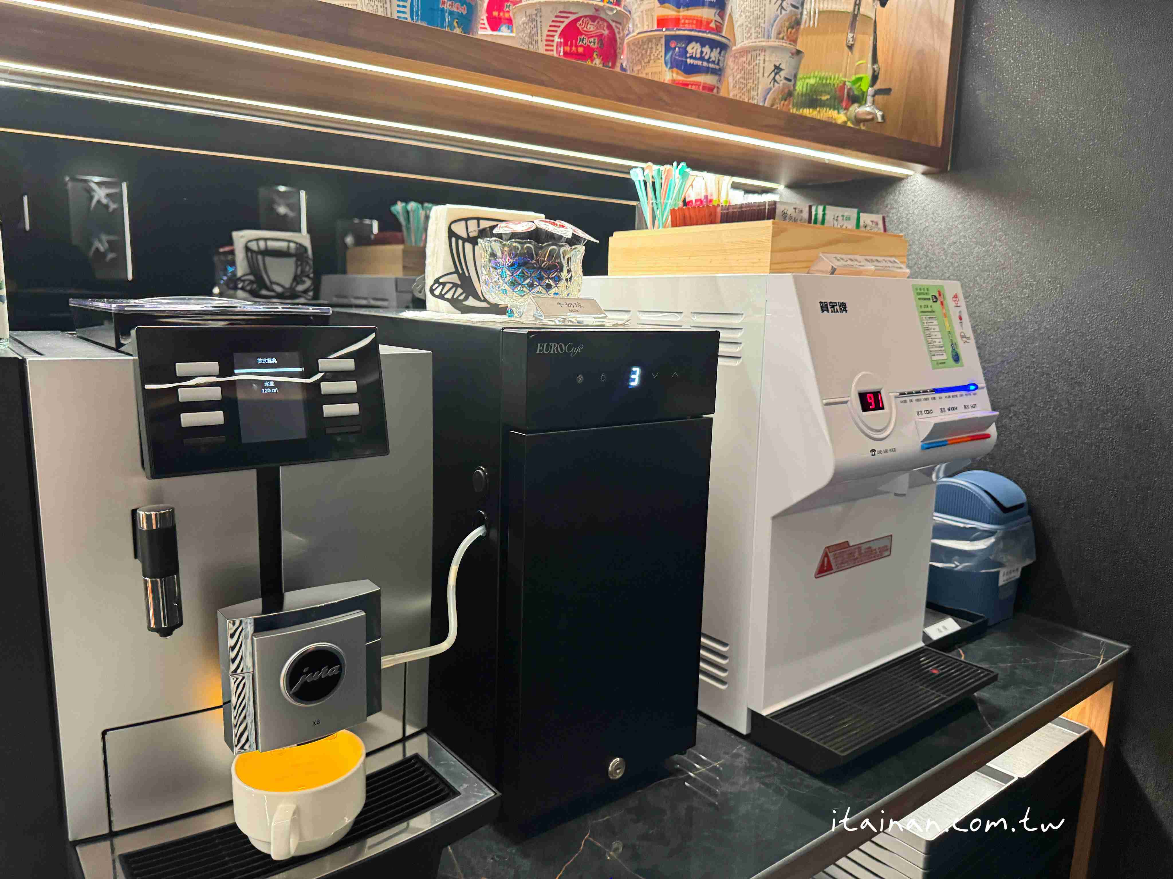 出國前也能優雅的候機~2025全新高雄小港機場貴賓室「南苑國際商務中心」開箱｜持「中信鼎極卡」等級之信用卡，可免費使用