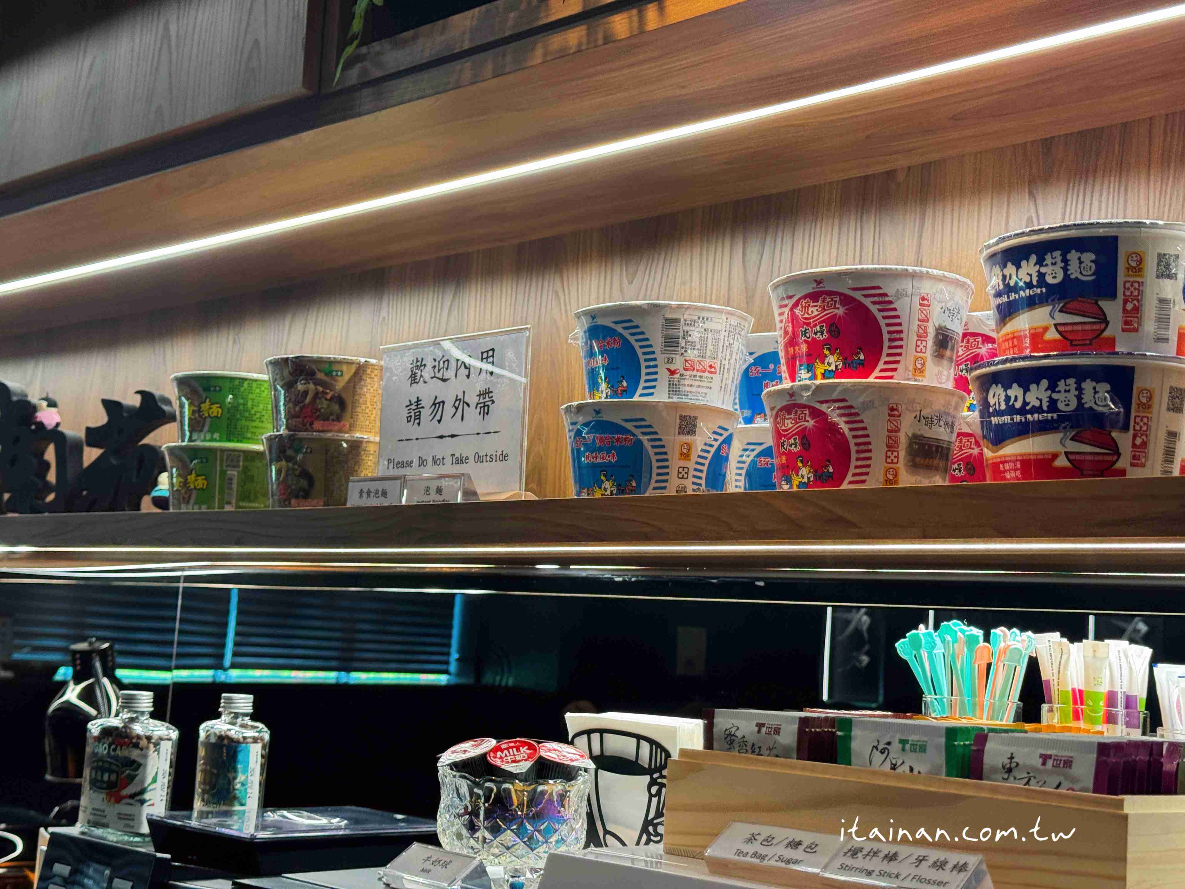 出國前也能優雅的候機~2025全新高雄小港機場貴賓室「南苑國際商務中心」開箱｜持「中信鼎極卡」等級之信用卡，可免費使用