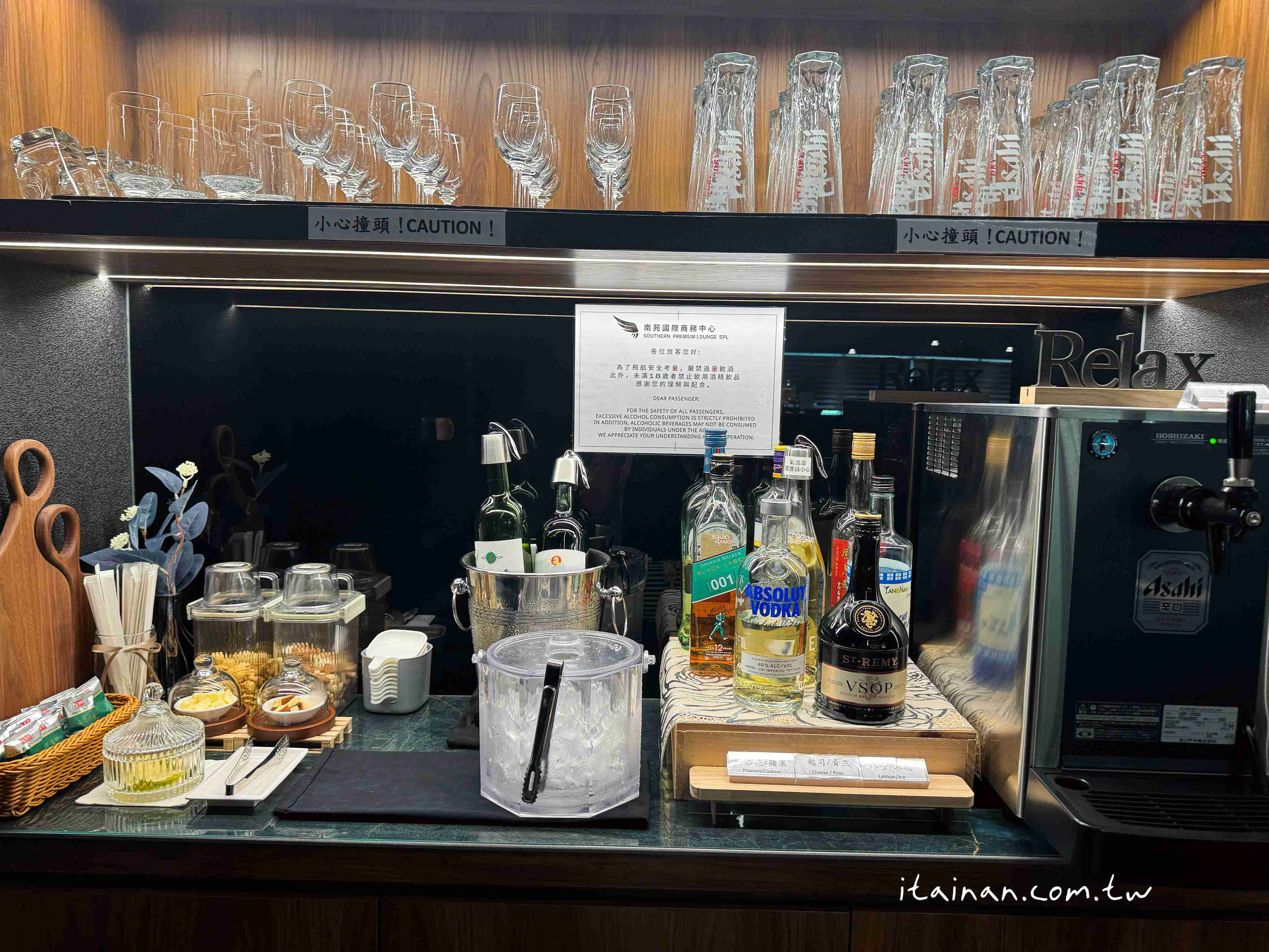 出國前也能優雅的候機~2025全新高雄小港機場貴賓室「南苑國際商務中心」開箱｜持「中信鼎極卡」等級之信用卡，可免費使用