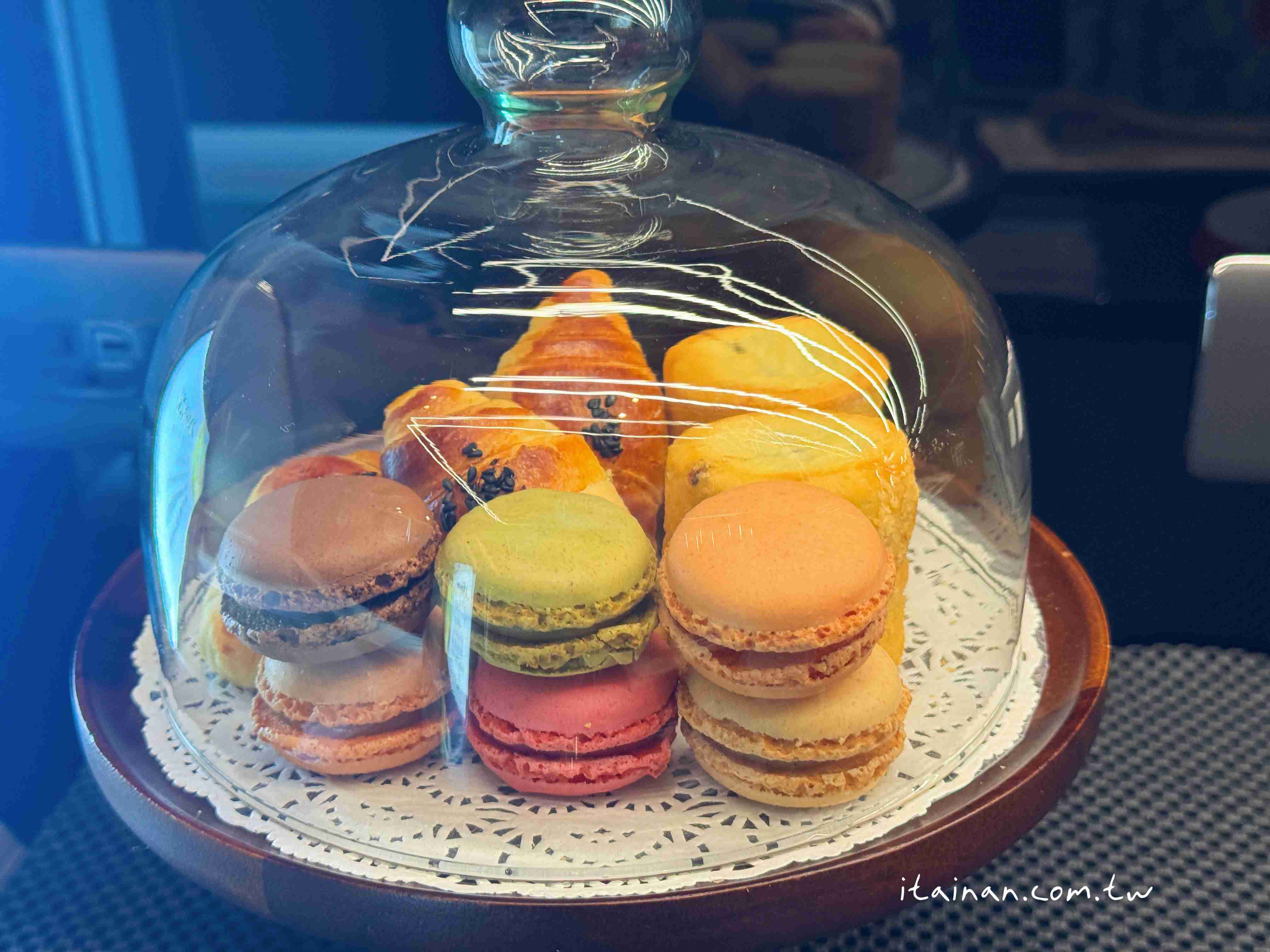 出國前也能優雅的候機~2025全新高雄小港機場貴賓室「南苑國際商務中心」開箱｜持「中信鼎極卡」等級之信用卡，可免費使用