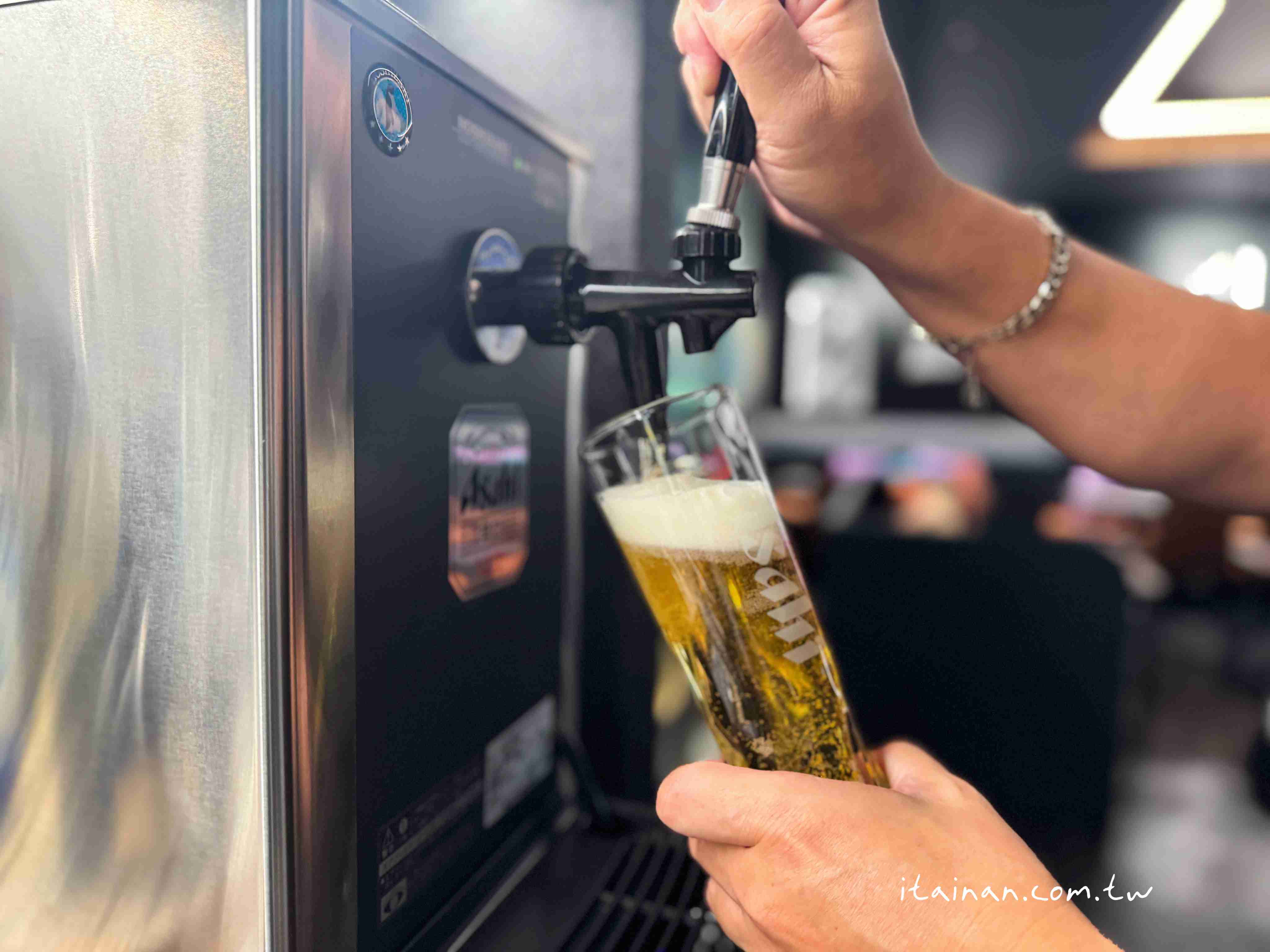 出國前也能優雅的候機~2025全新高雄小港機場貴賓室「南苑國際商務中心」開箱｜持「中信鼎極卡」等級之信用卡，可免費使用