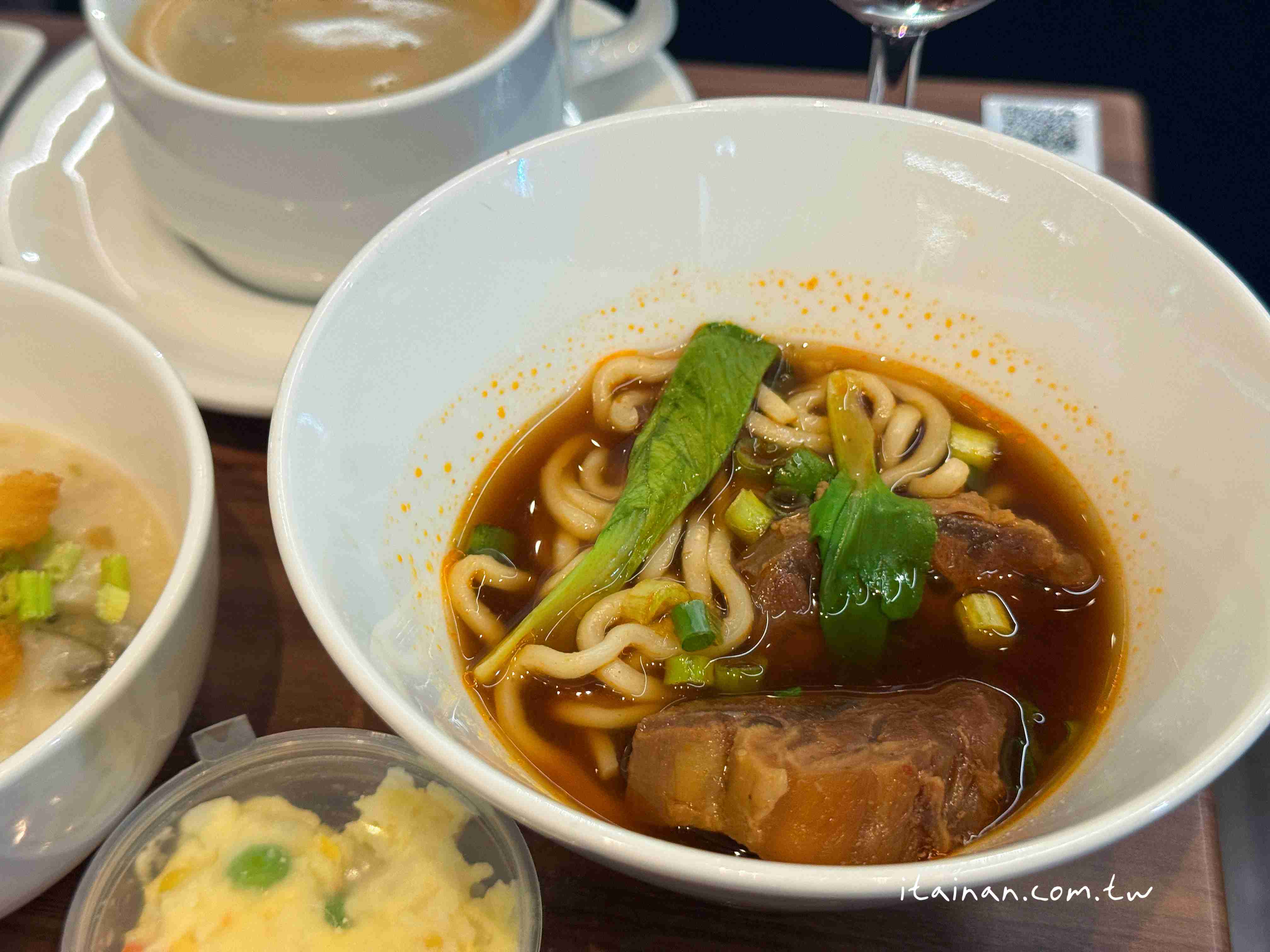 出國前也能優雅的候機~2025全新高雄小港機場貴賓室「南苑國際商務中心」開箱｜持「中信鼎極卡」等級之信用卡，可免費使用