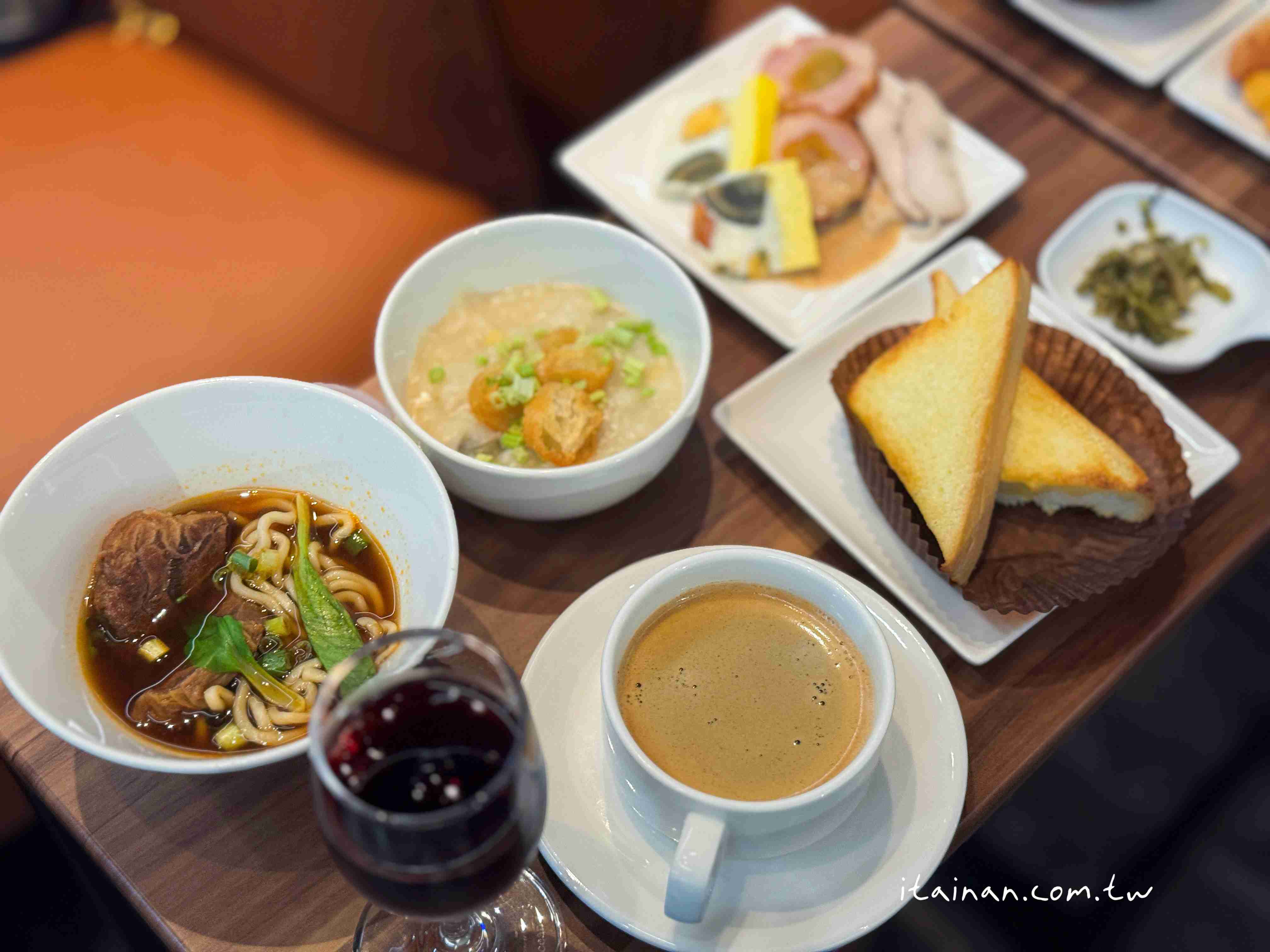 出國前也能優雅的候機~2025全新高雄小港機場貴賓室「南苑國際商務中心」開箱｜持「中信鼎極卡」等級之信用卡，可免費使用