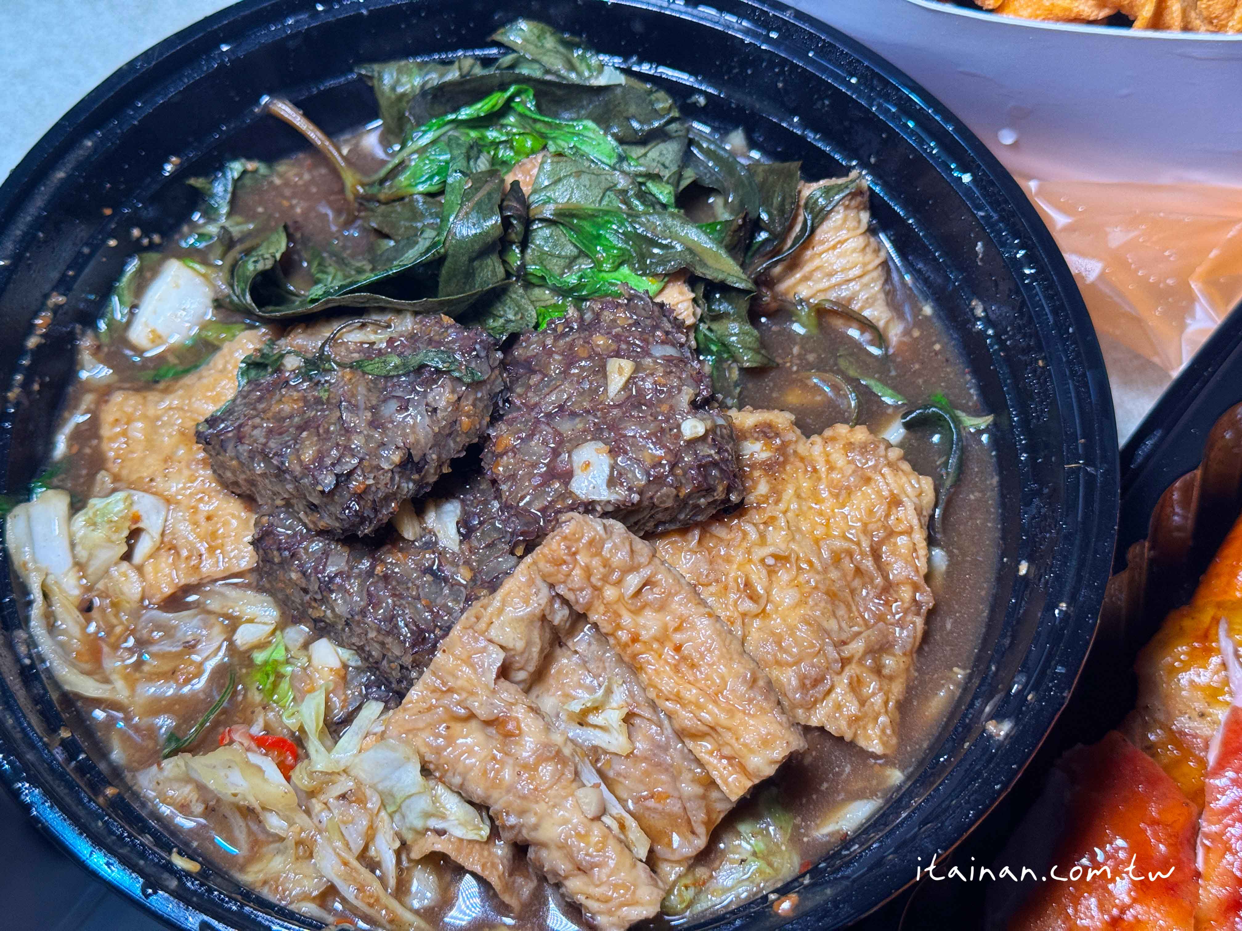 巷子內的隱藏版神奇烤鴨~一鴨三吃超滿足！還能加豆皮、米血一起炒，鹽酥鴨竟然加了可樂果！台南永康「好滋味烤鴨」