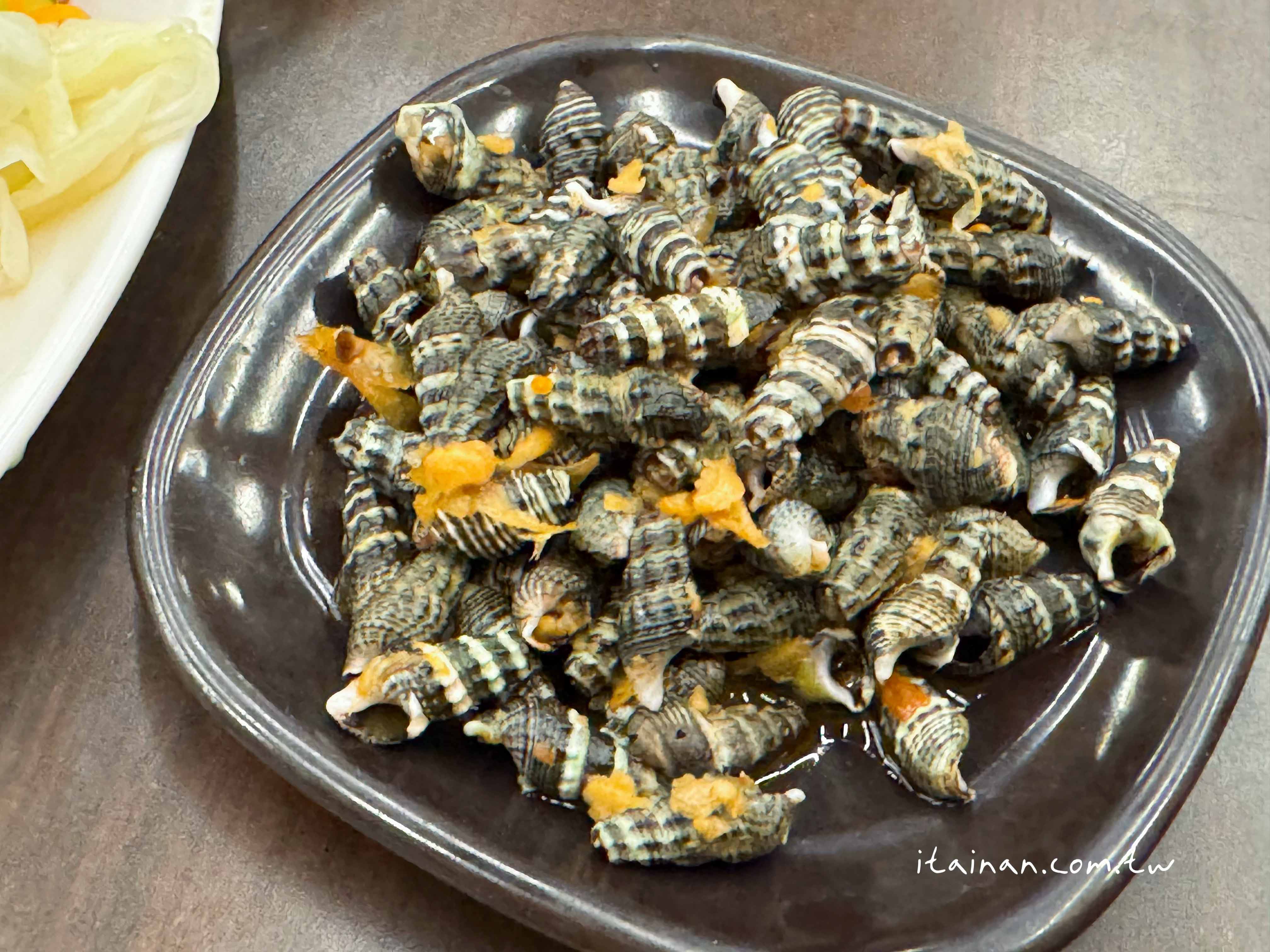 【台南海產店】招牌阿拉肉必點~老台南人都知道的40年老店「梅鑫海產店」無菜單海鮮熱炒、現撈食材、台味滿分!